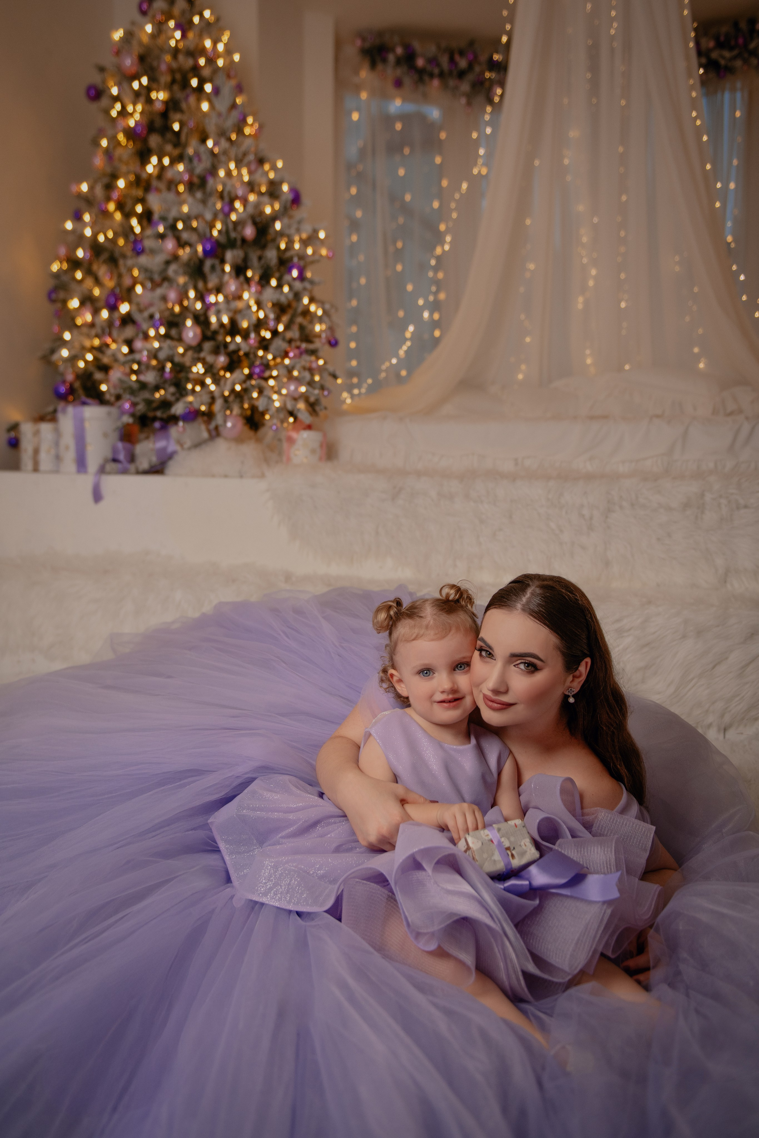 Sasha & Amira. Vánoční focení v Lumine Photostudio. Profesionální fotografka v Praze Anastasia Haritonova