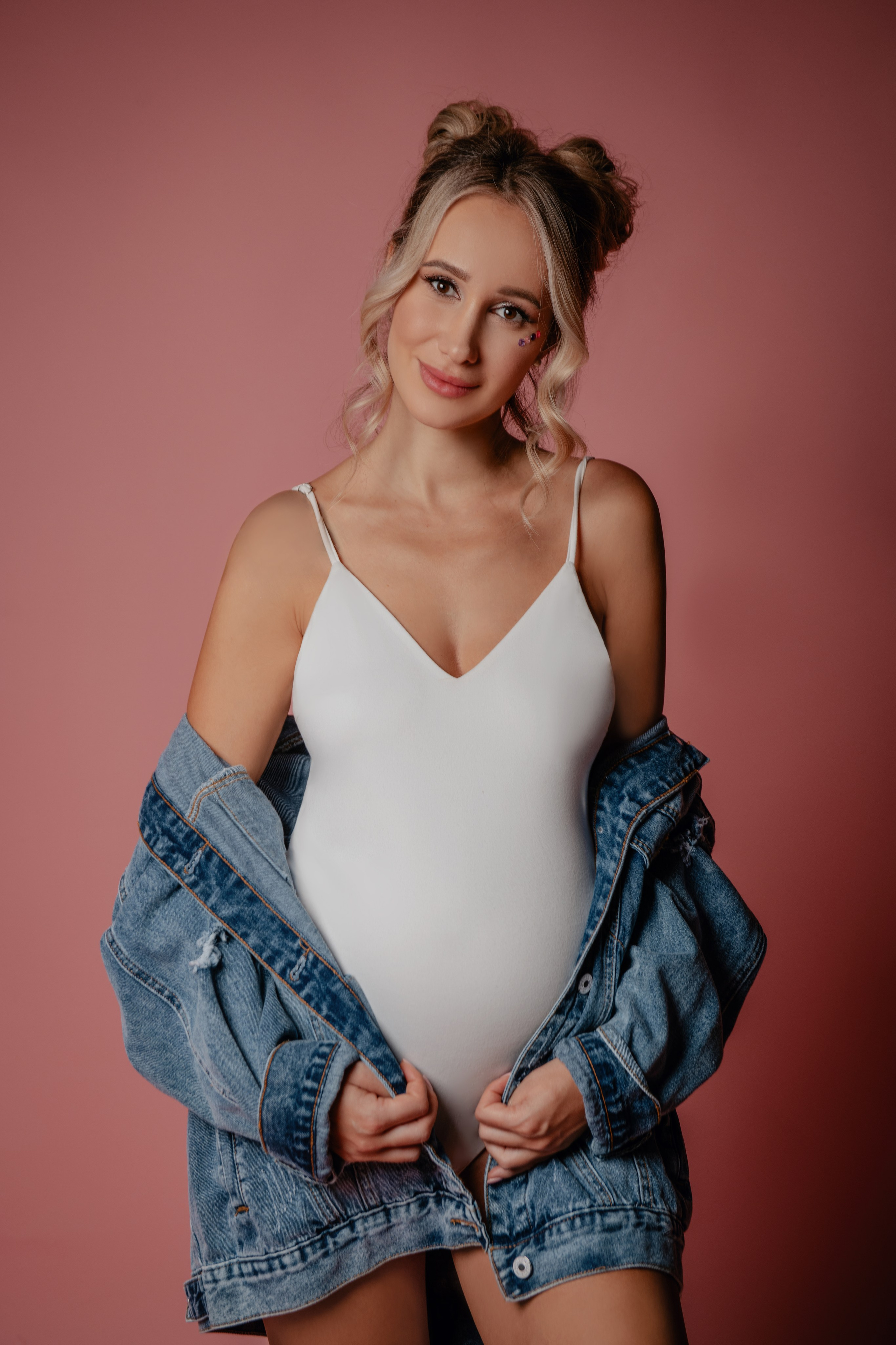 Diana. Těhotenské focení ve stylu Barbie. Profesionální fotografka v Praze Anastasia Haritonova