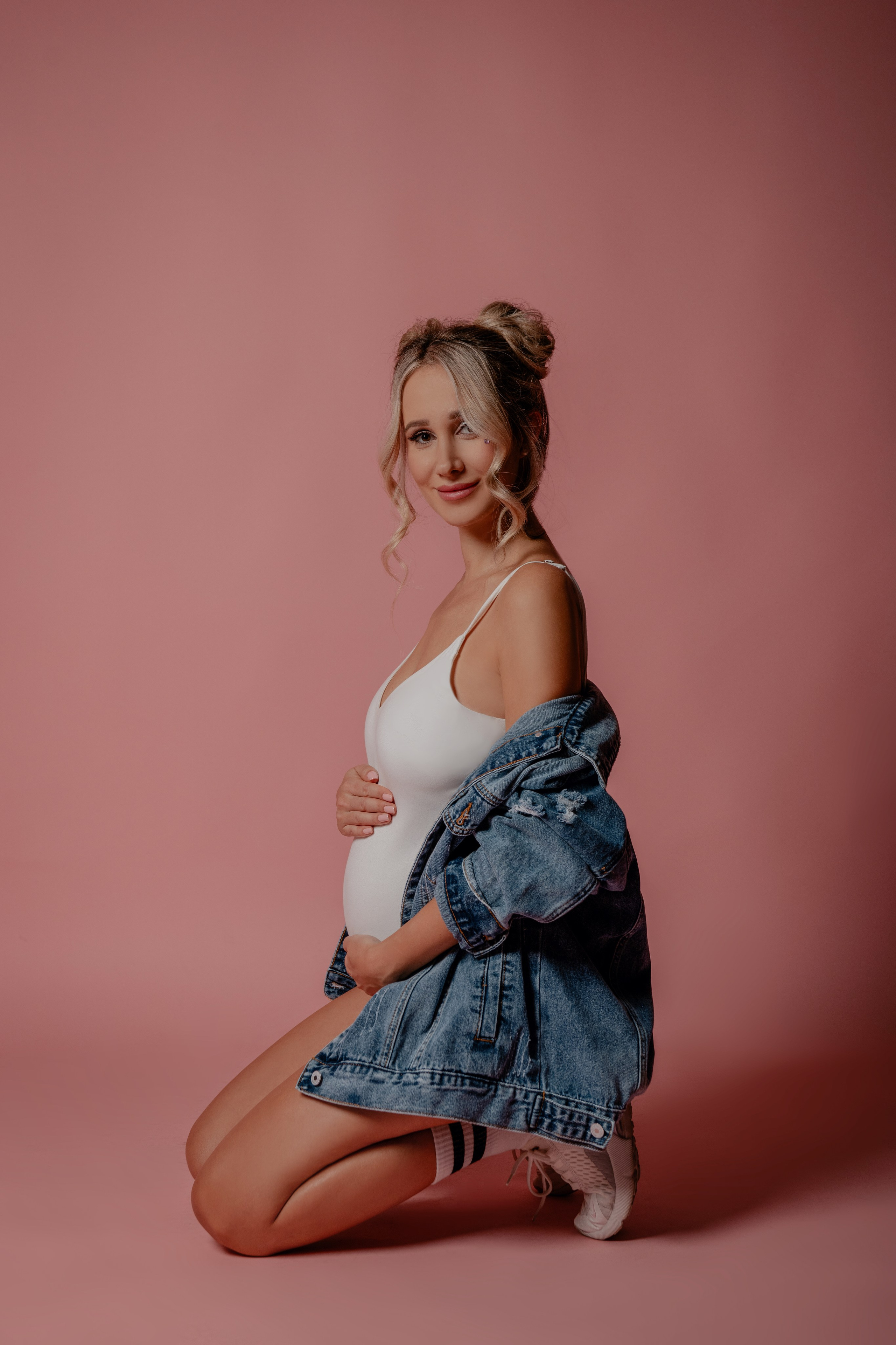 Diana. Těhotenské focení ve stylu Barbie. Profesionální fotografka v Praze Anastasia Haritonova