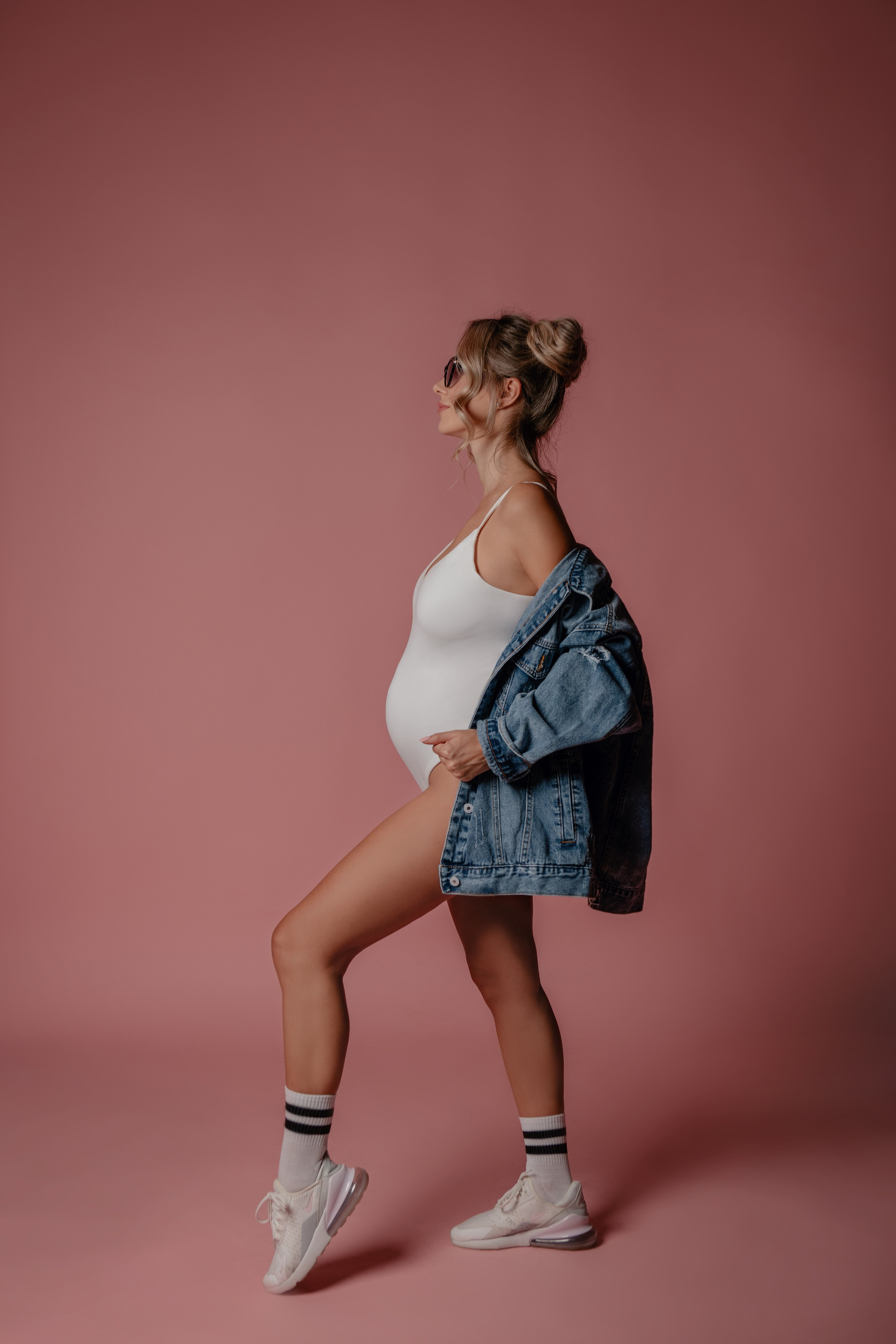 Diana. Těhotenské focení ve stylu Barbie. Profesionální fotografka v Praze Anastasia Haritonova
