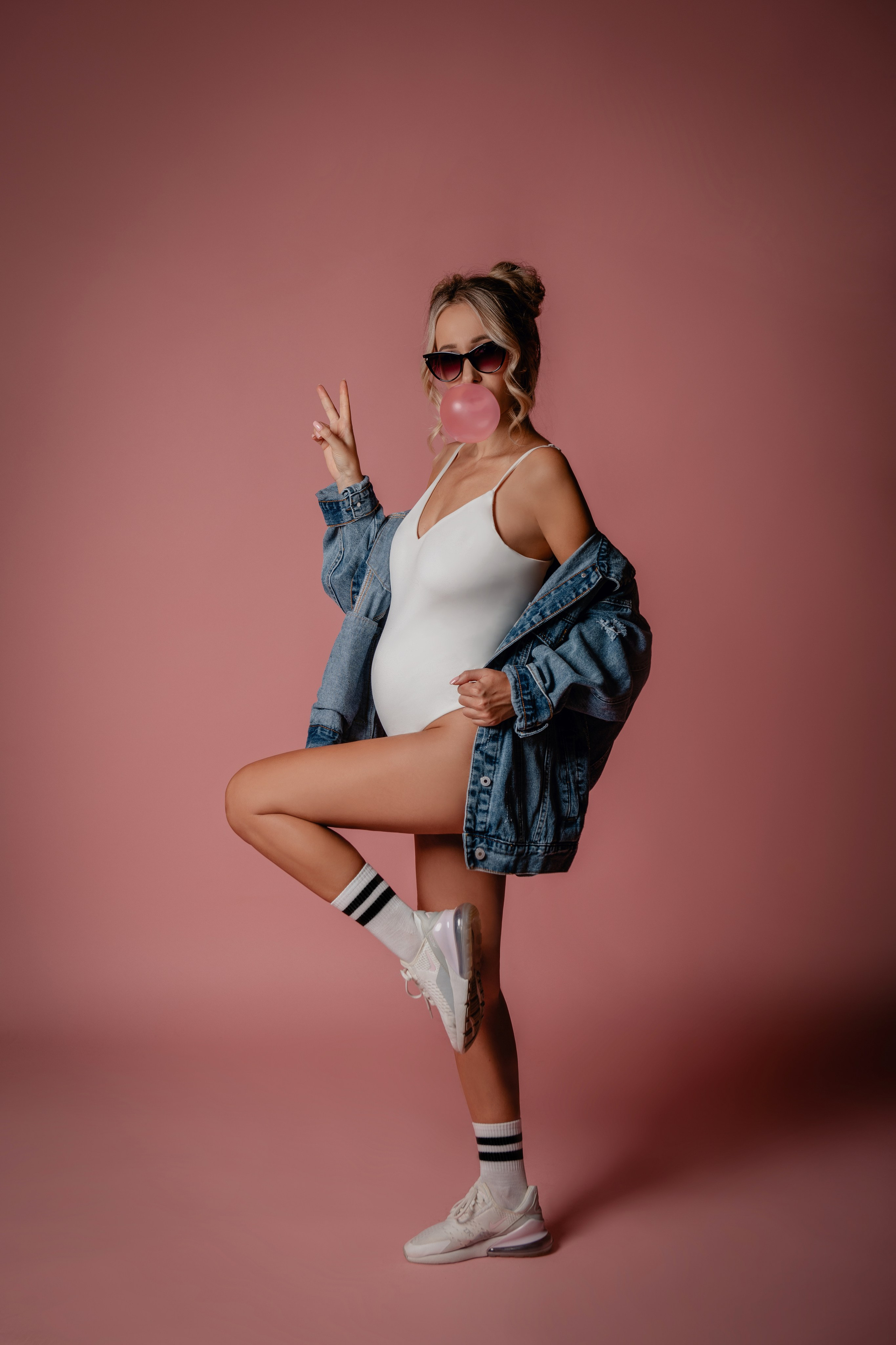 Diana. Těhotenské focení ve stylu Barbie. Profesionální fotografka v Praze Anastasia Haritonova