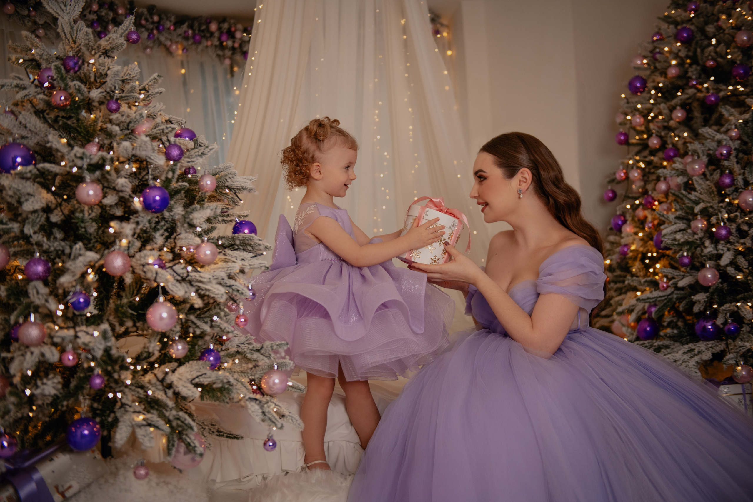 Sasha & Amira. Vánoční focení v Lumine Photostudio. Profesionální fotografka v Praze Anastasia Haritonova