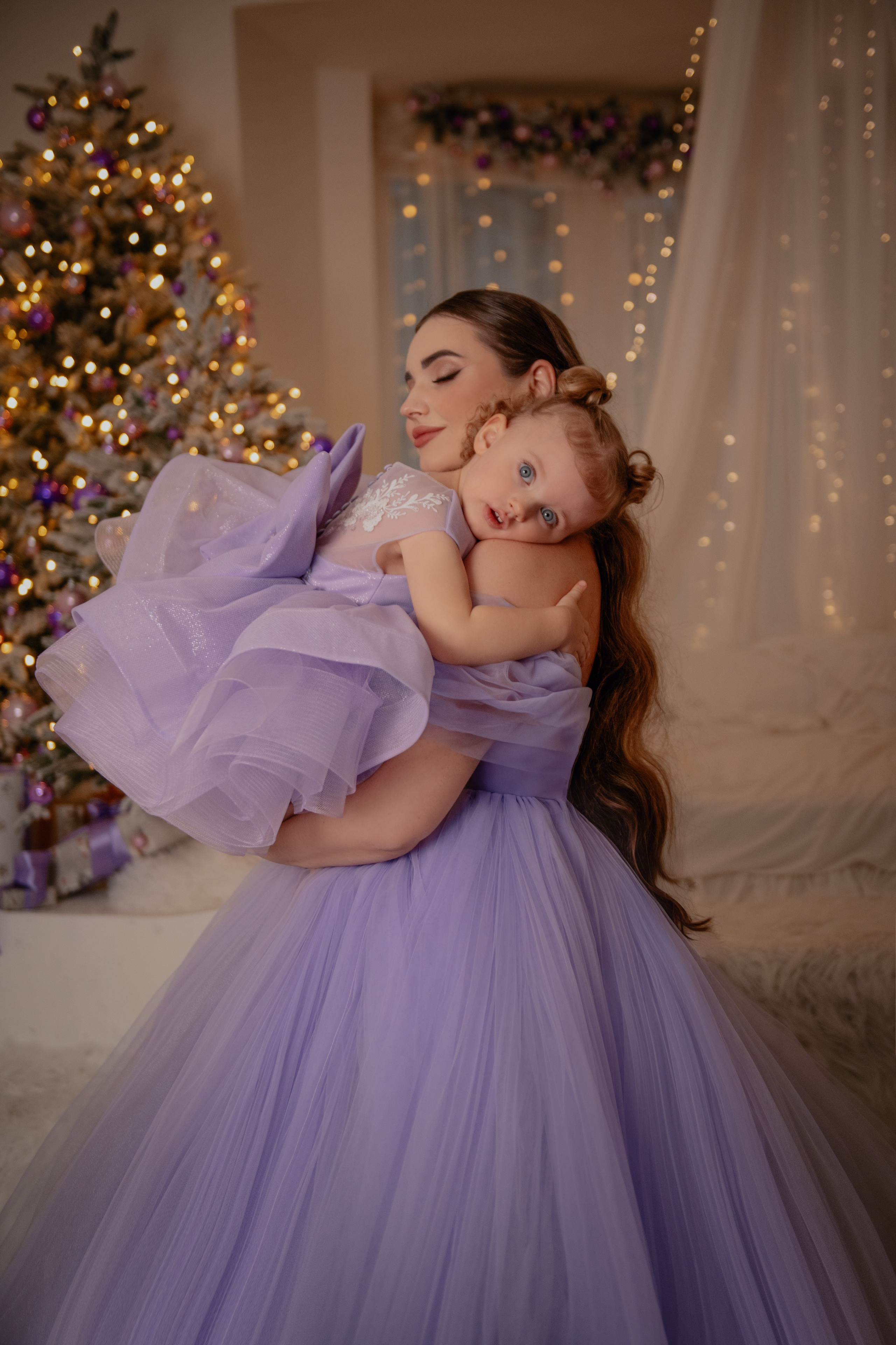 Sasha & Amira. Vánoční focení v Lumine Photostudio. Profesionální fotografka v Praze Anastasia Haritonova