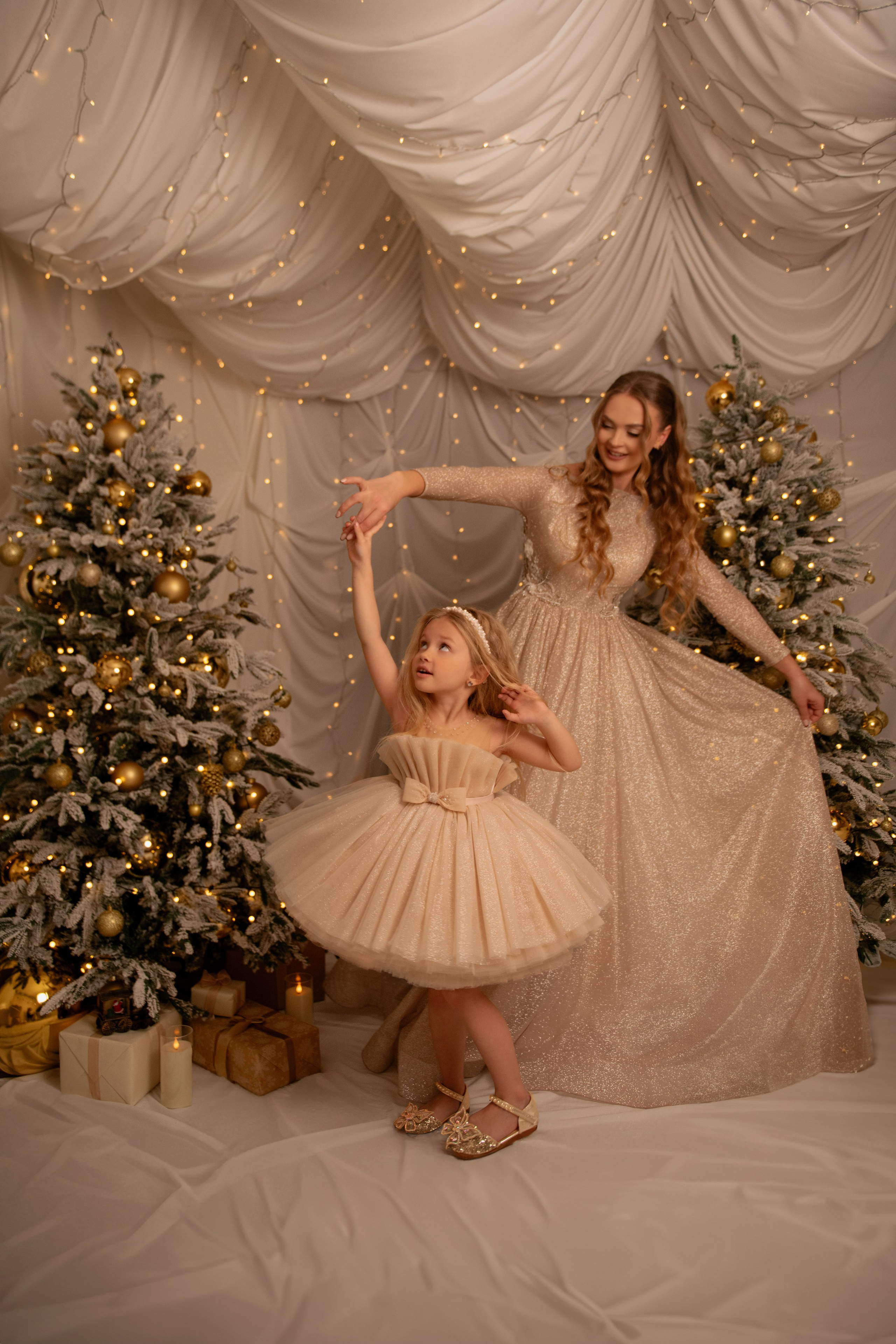 Maria & Tanya. Vánoční focení. Profesionální fotografka v Praze Anastasia Haritonova