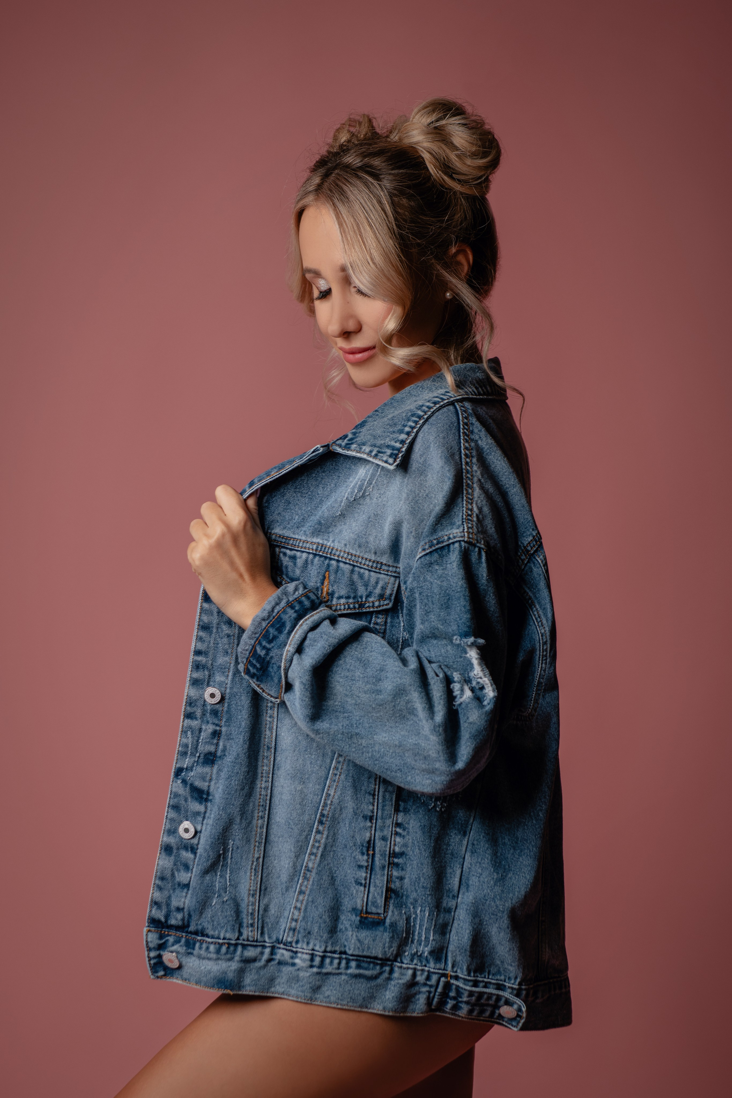 Diana. Těhotenské focení ve stylu Barbie. Profesionální fotografka v Praze Anastasia Haritonova