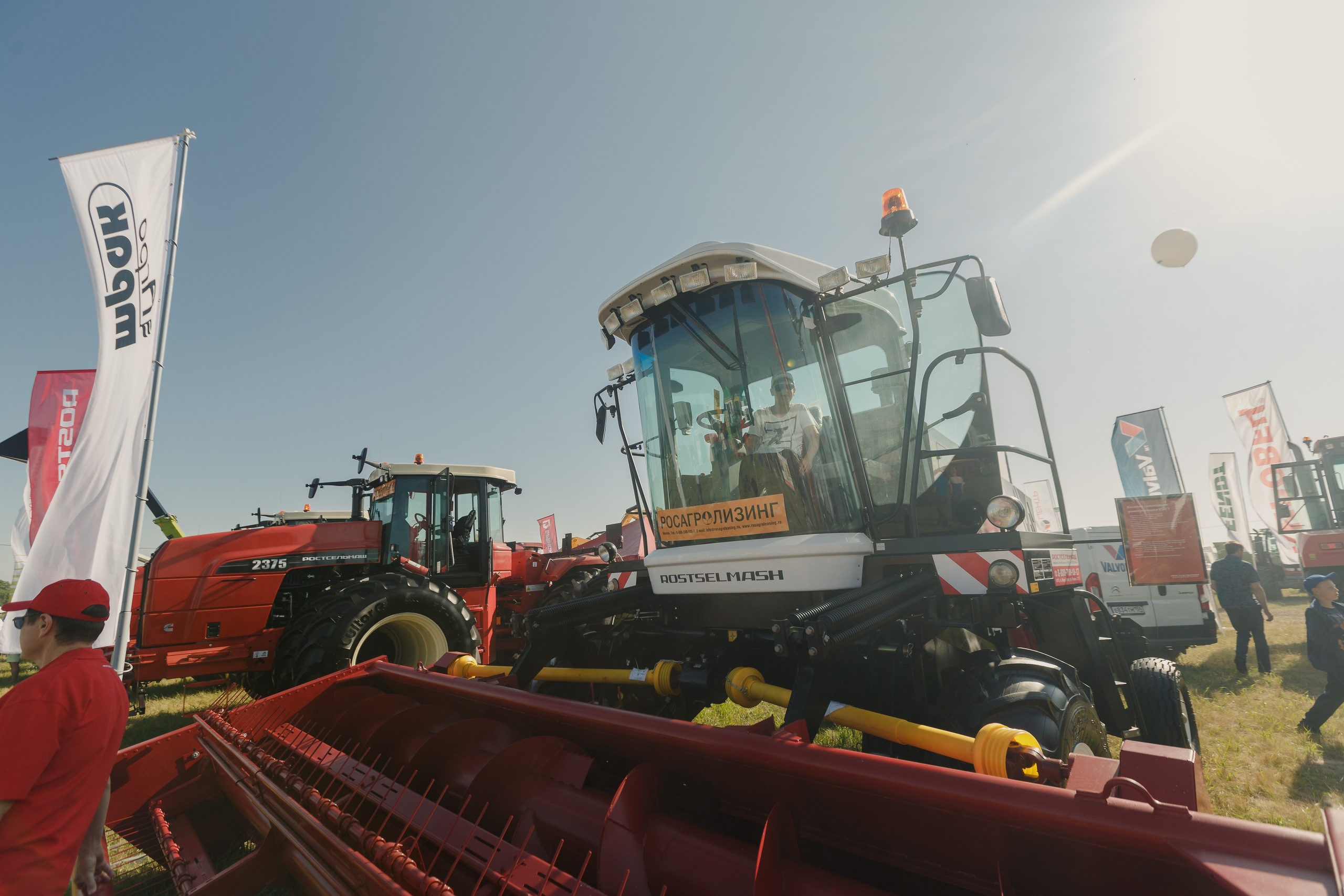 Exposición de maquinaria agrícola. Fotógrafo de retrato, familia y reportajes en Valencia | España | Europa Vitalii Lumier