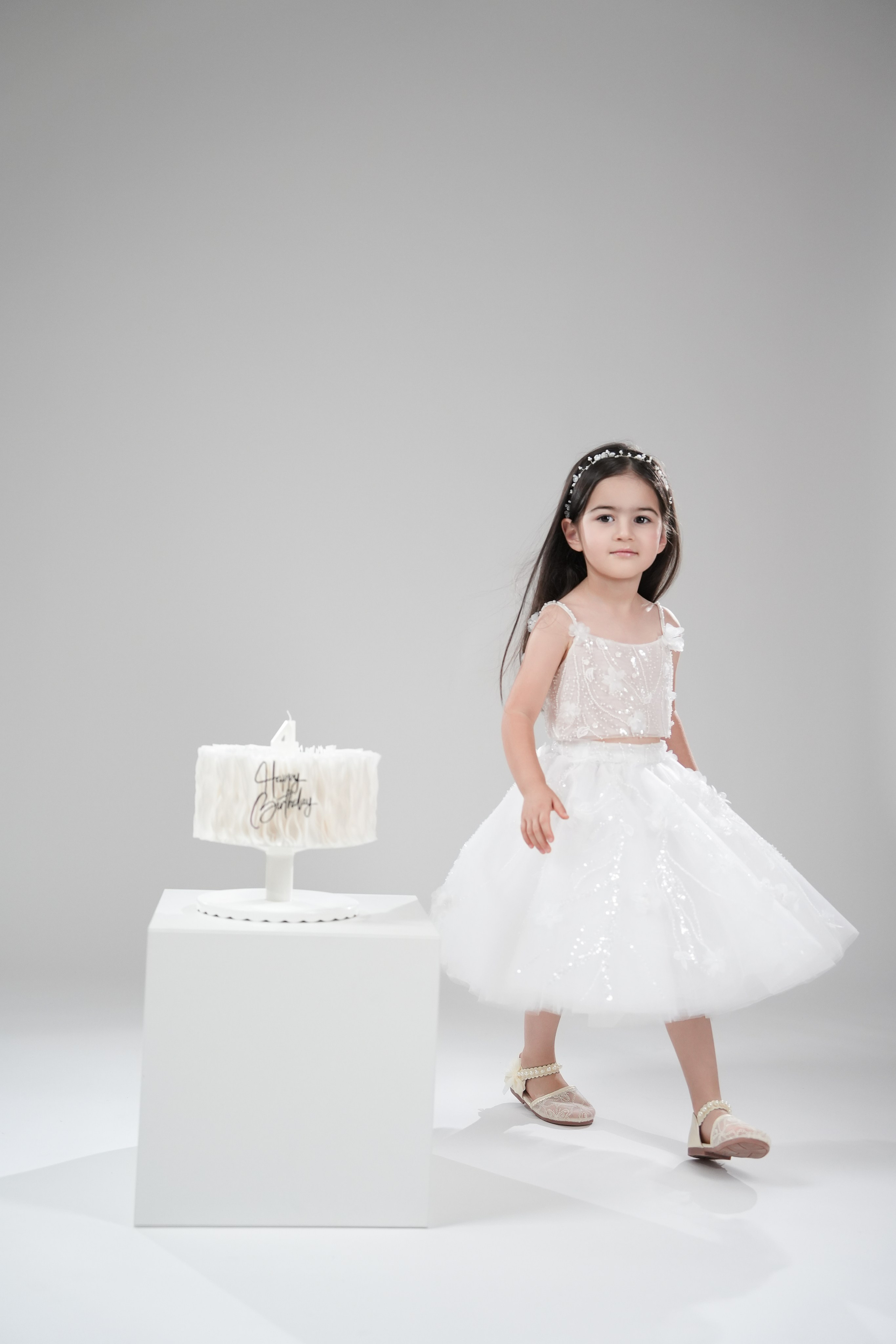 Девочка 4 года, день рождения, фотосессия с тортом, светлая студия, профессиональный фотограф в Токио.