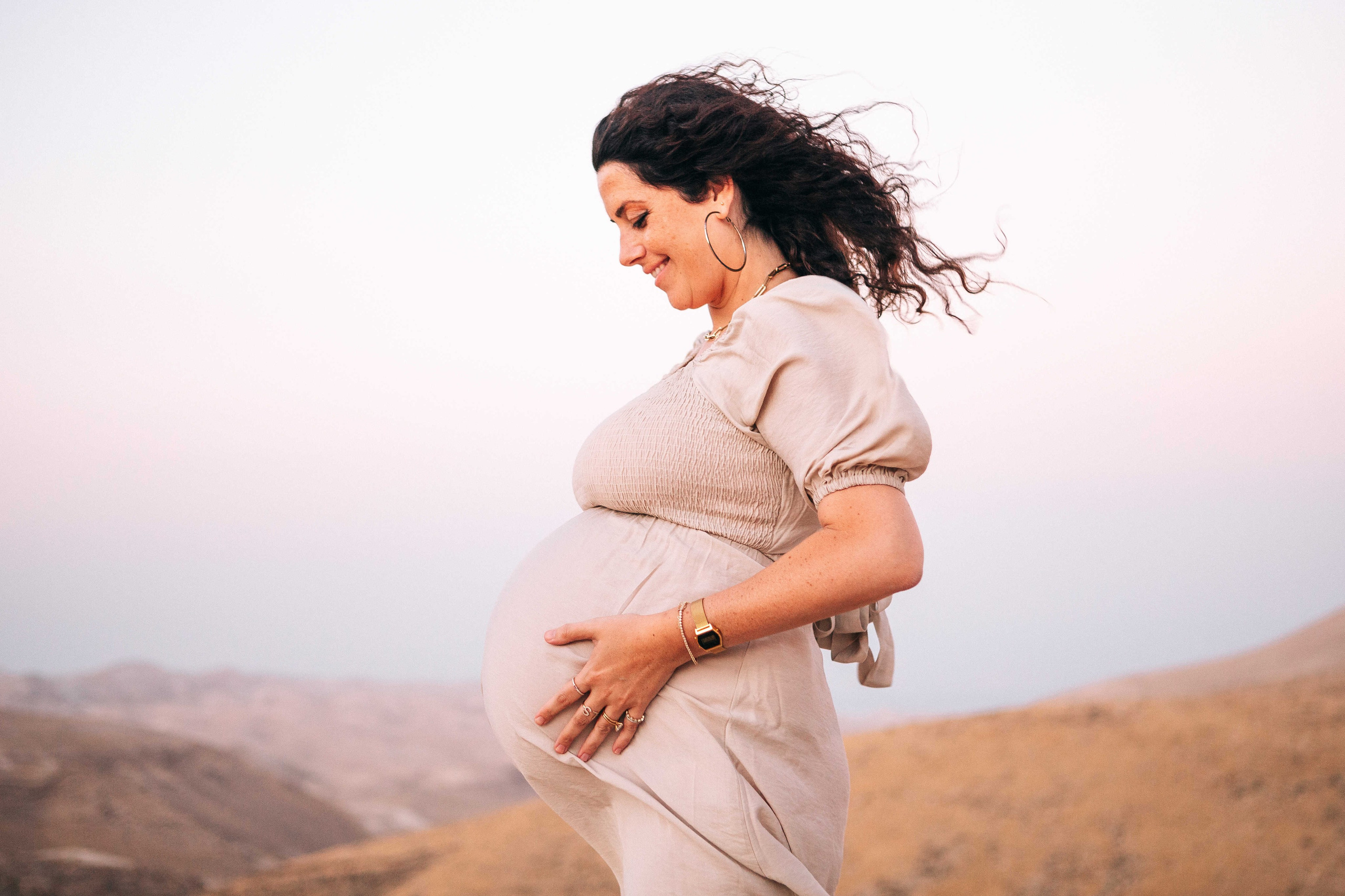 PREGNANT PHOTOSESSION IN THE DESERT. PHOTOGRAPHER IN ISRAEL