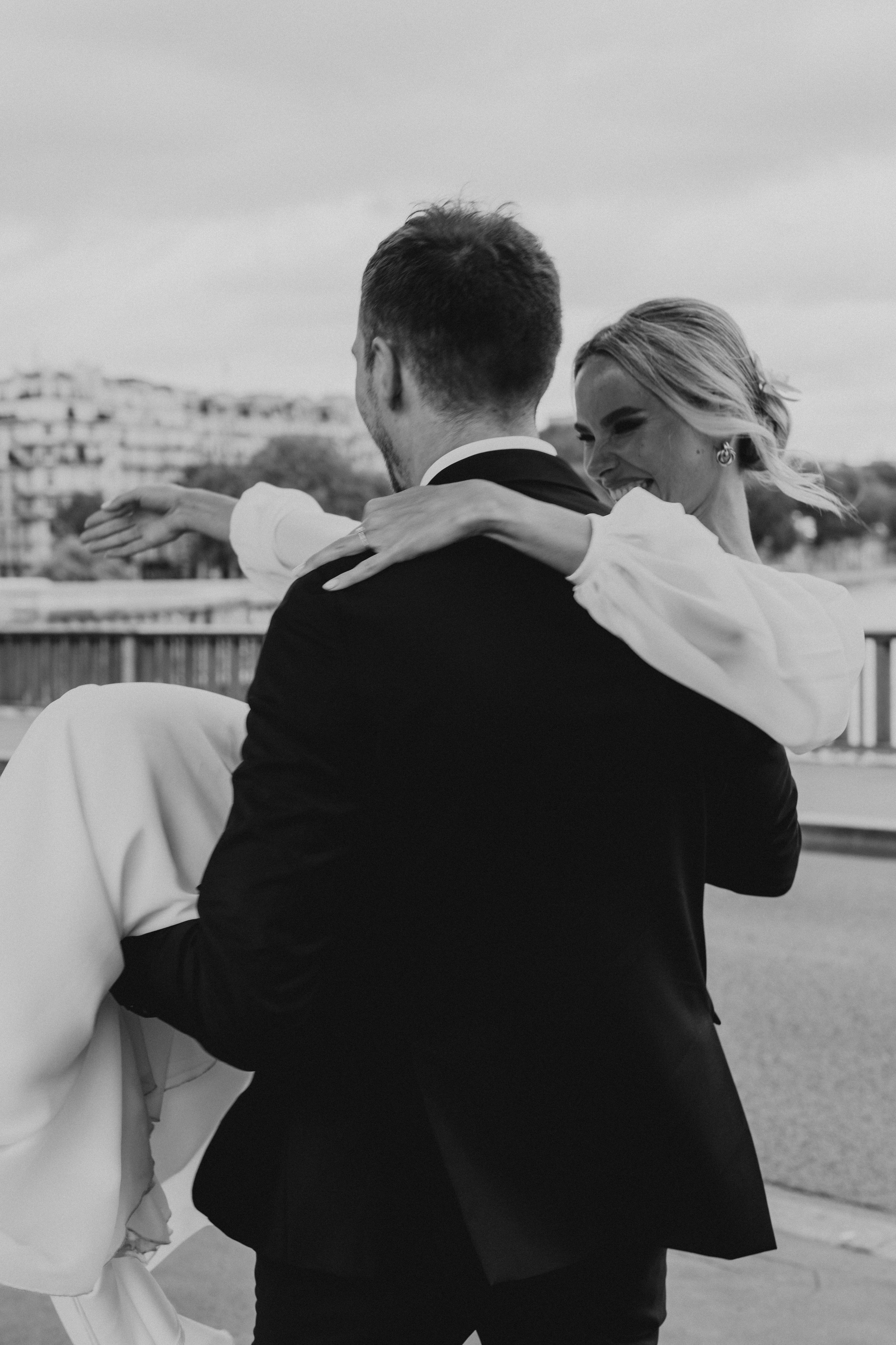 Elopement à Paris près de la Tour Eiffel — une histoire en noir et blanc. Photographe de mariage à Paris