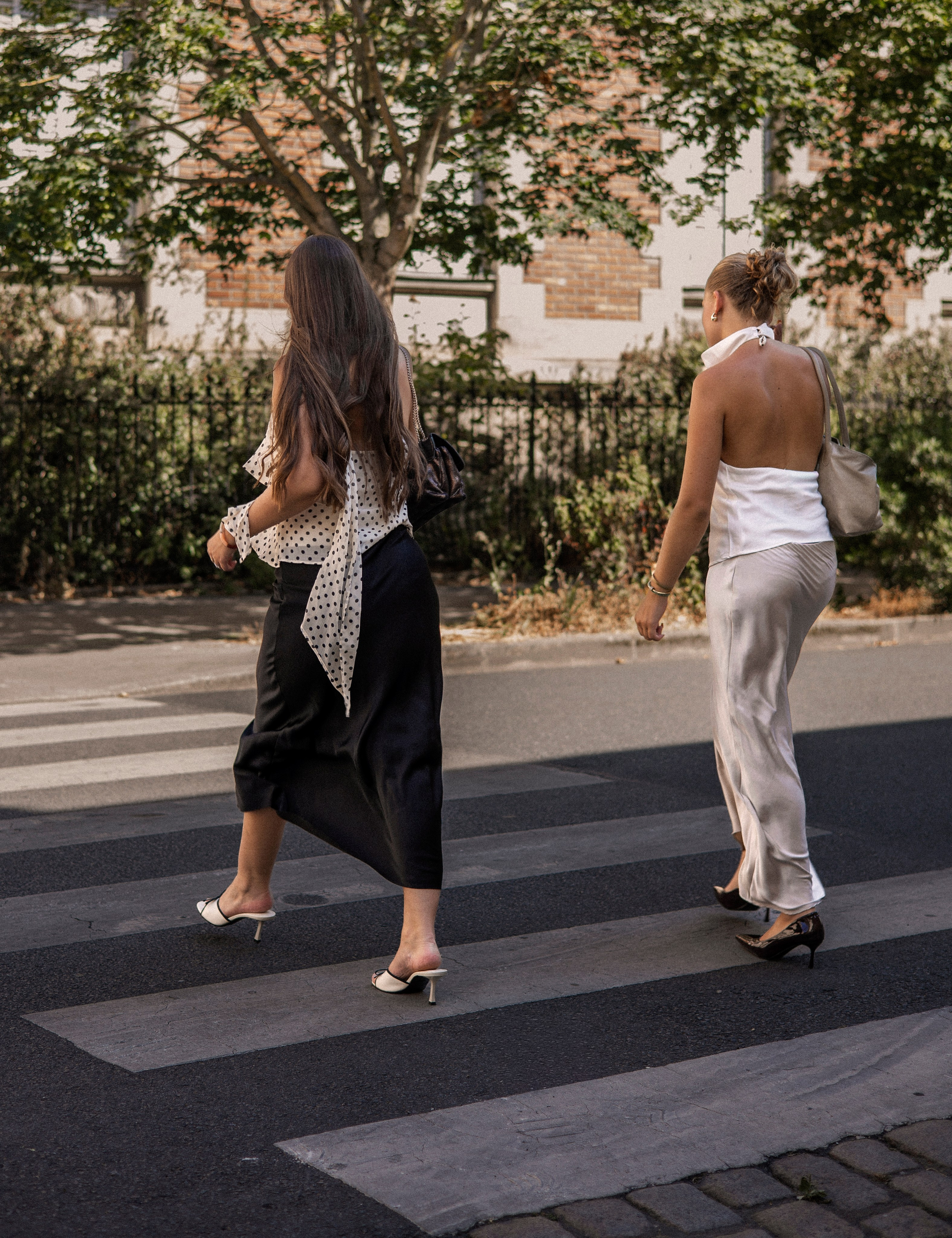 Shooting lifestyle féminin réalisé par Ani Torosyan : deux jeunes femmes élégantes en tenue chic, lumière naturelle, ambiance urbaine moderne et raffinée à Nantes.