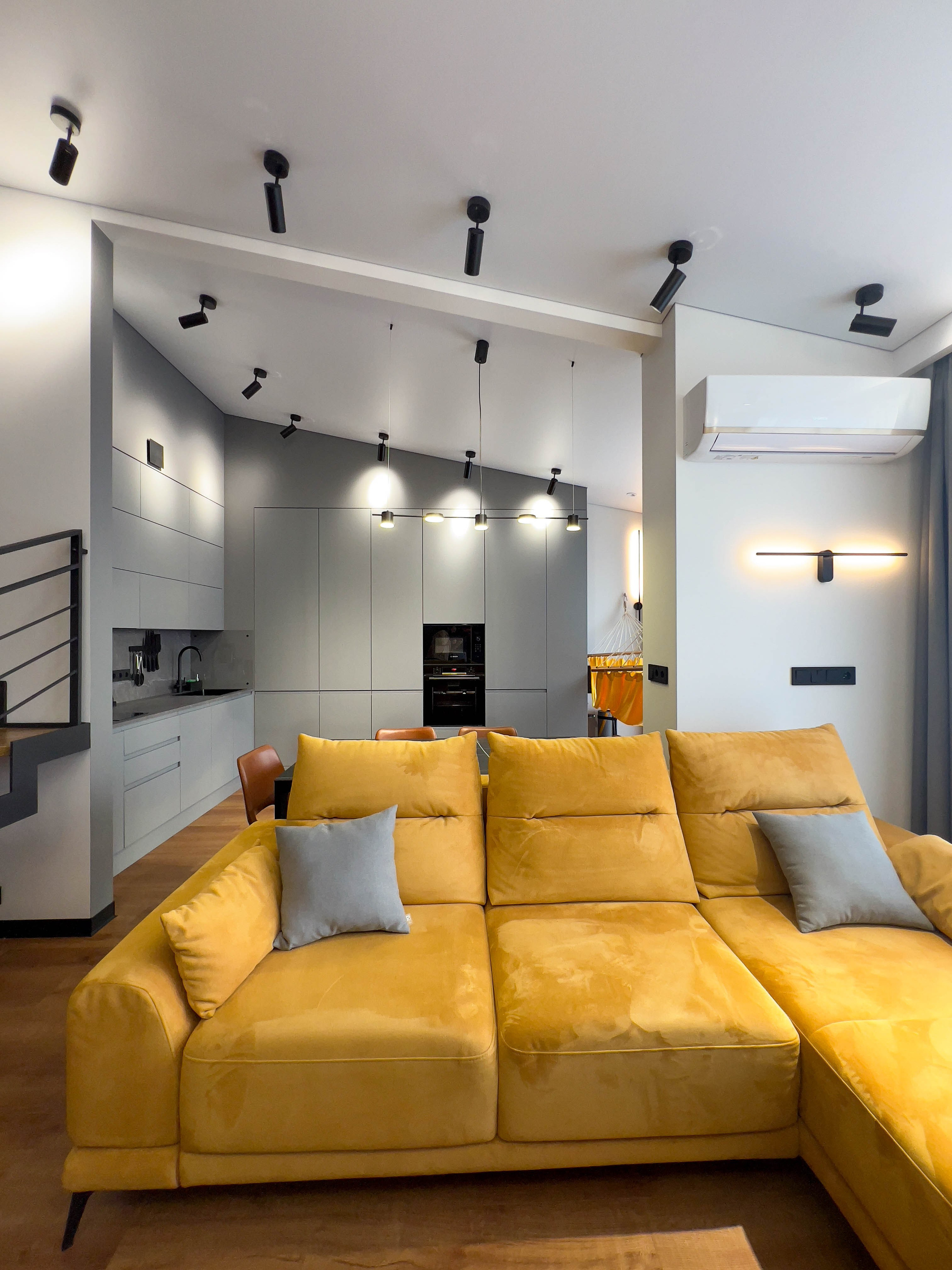 The apartment is on two levels. Fotograf Dmitrii Donets