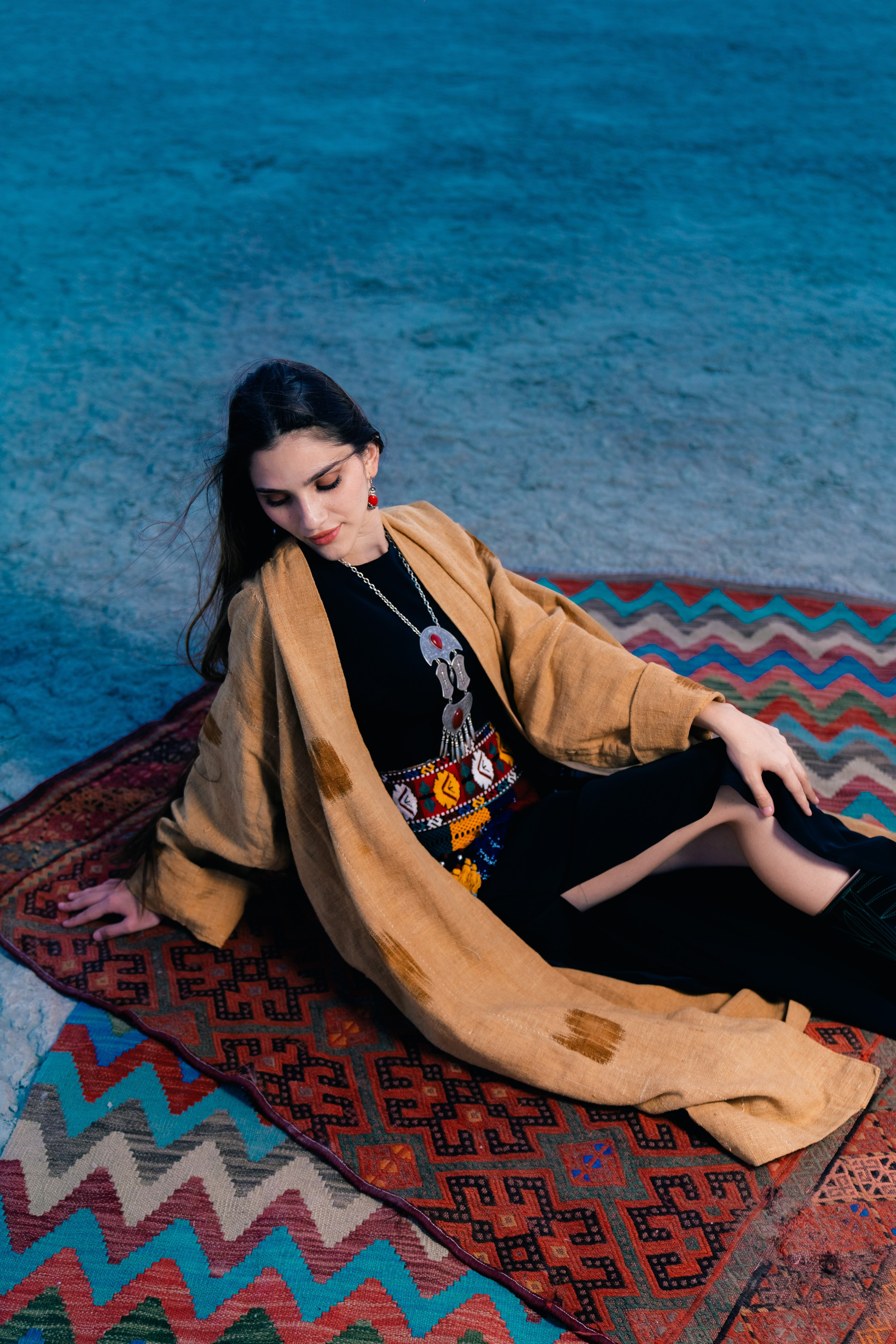 Фотосессия в национальных костюмах в Самарканде, туристы на фоне архитектуры Великого шёлкового пути