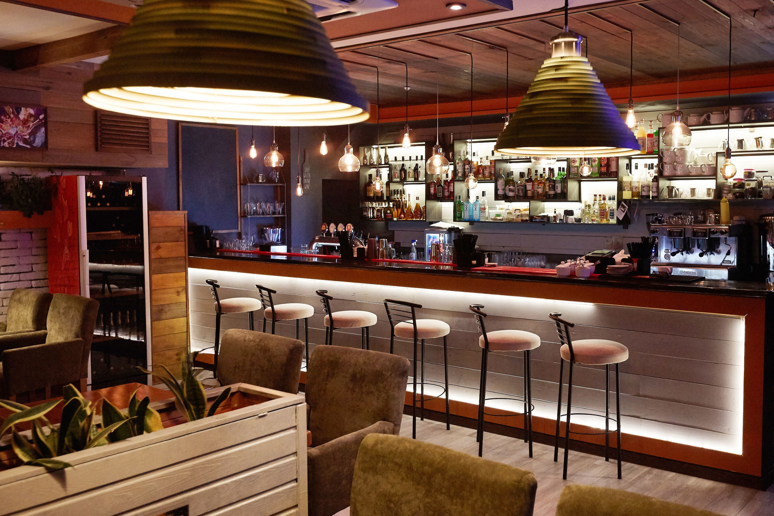 Bar interior photography — stylish bar in Berlin — Innenfotografie einer stilvollen Bar in Berlin — Фотосъёмка интерьеров в Берлине