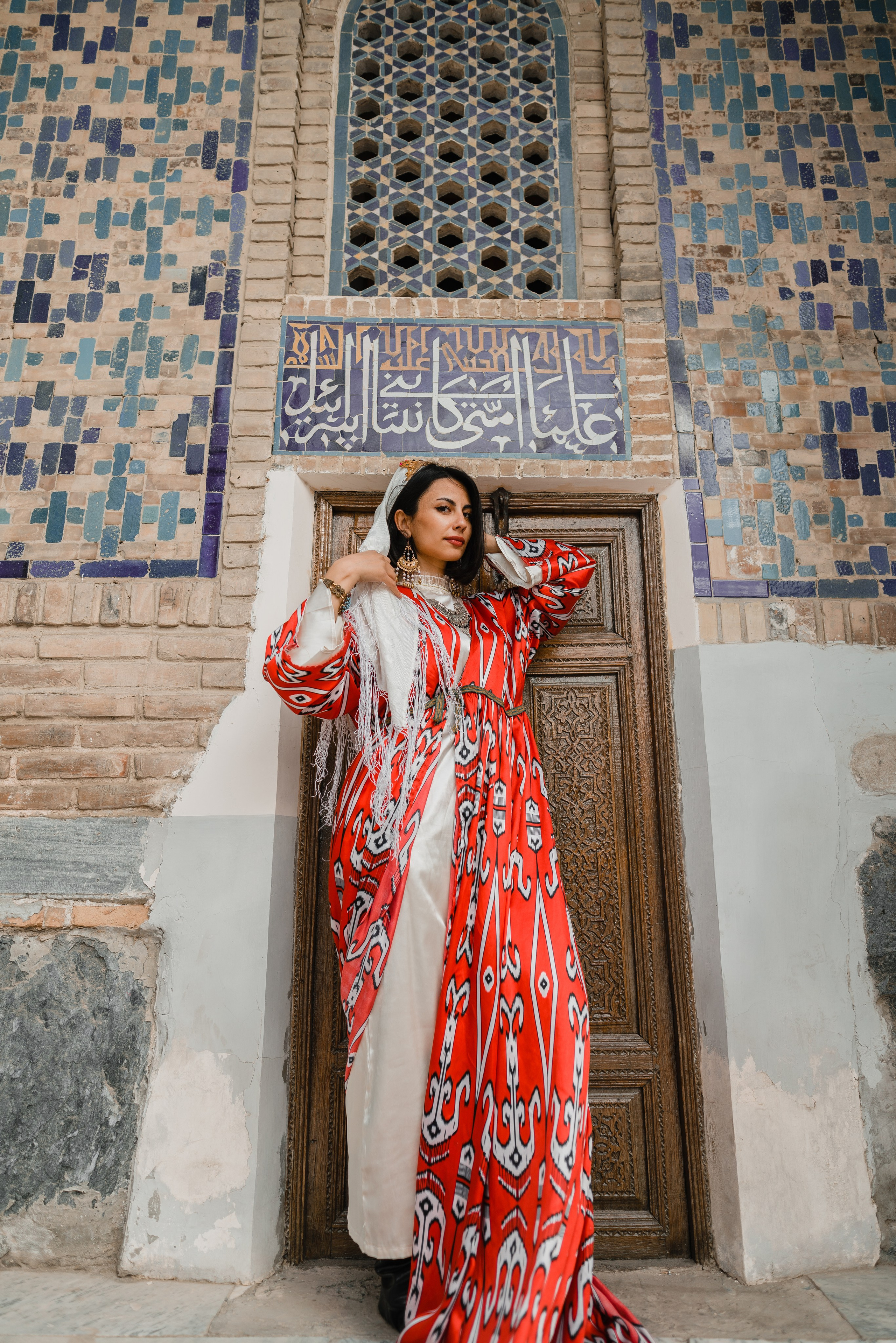 Красное длинное платье. Фотограф в Узбекистане и Самарканде Джасур Марупов