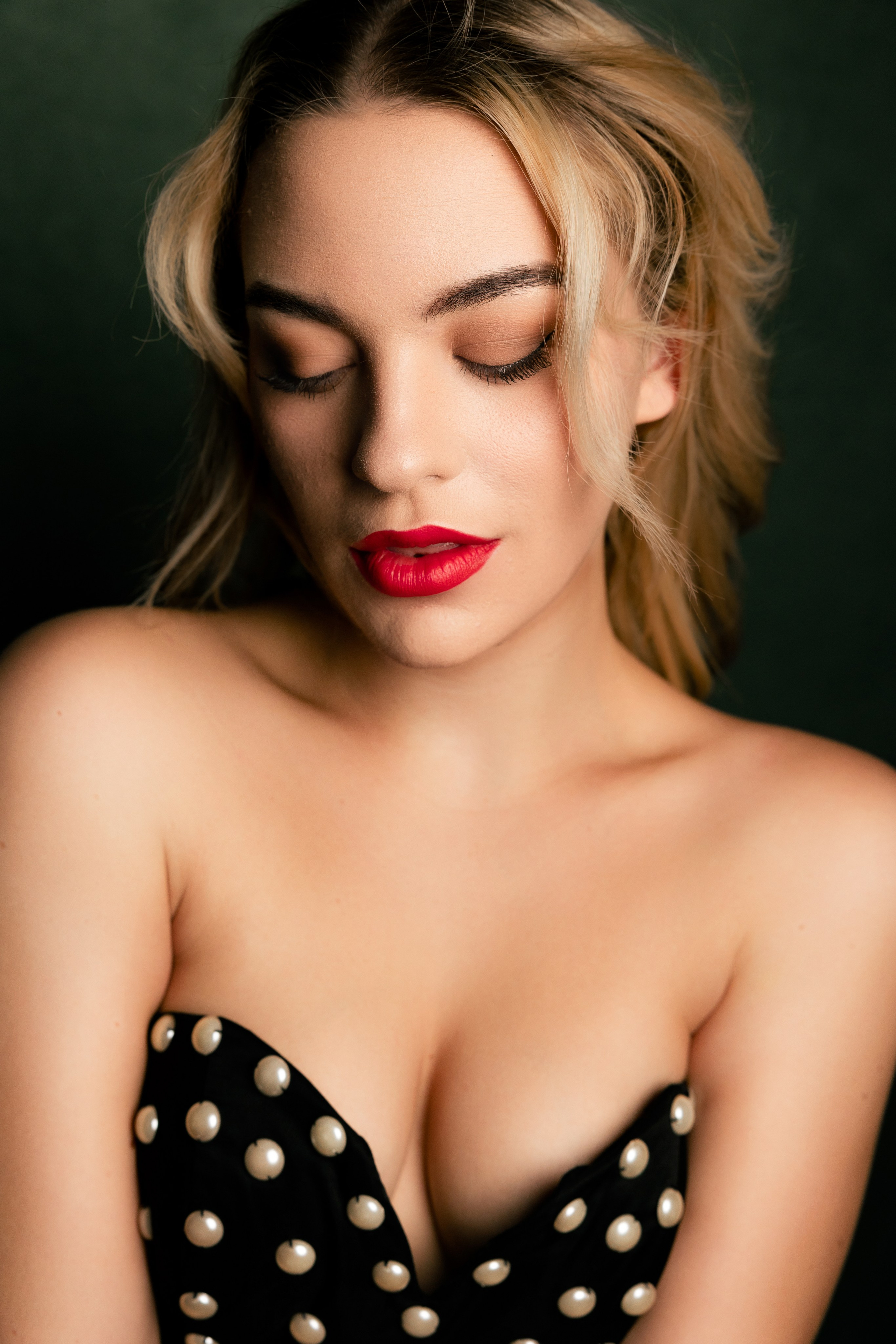 Portrait Fotoshooting in Salzburg - eine Schauspielerin mit rotem Lippenstift 