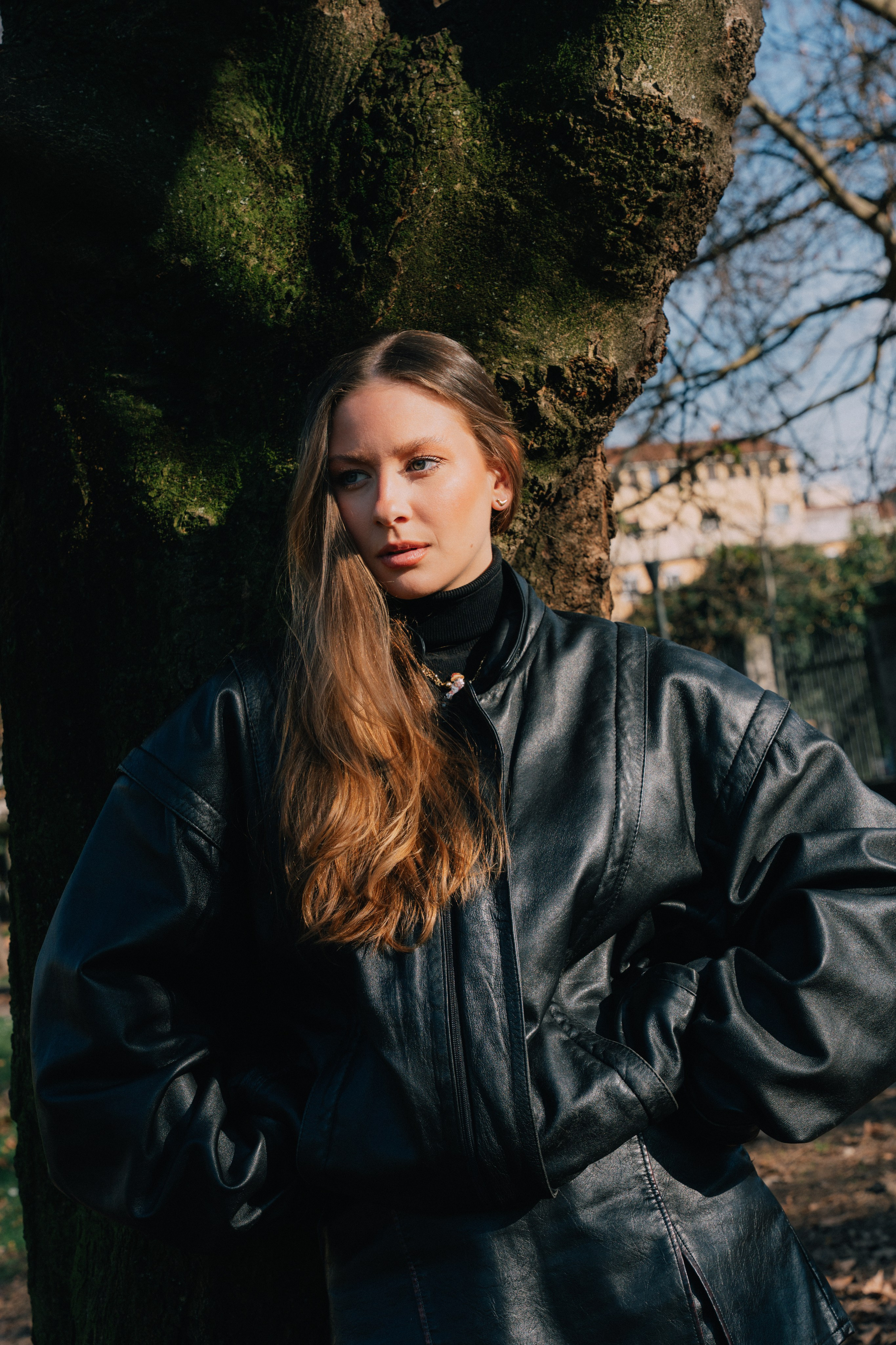 портрет девушки в винтажной кожаной куртке в Милане весной