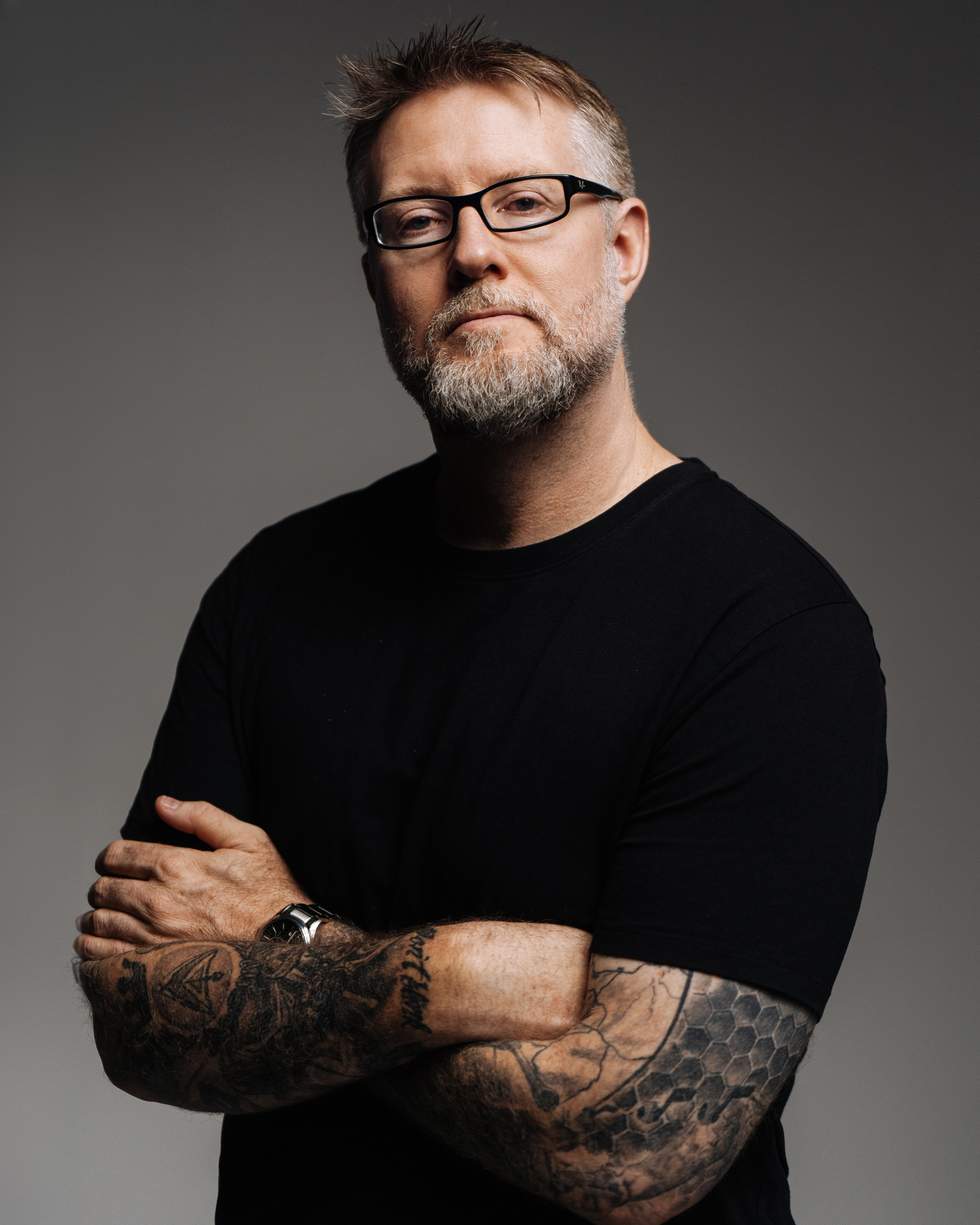 Деловой портрет для LinkedIn и сайта. Мужчина в костюме, уверенная поза, Москва