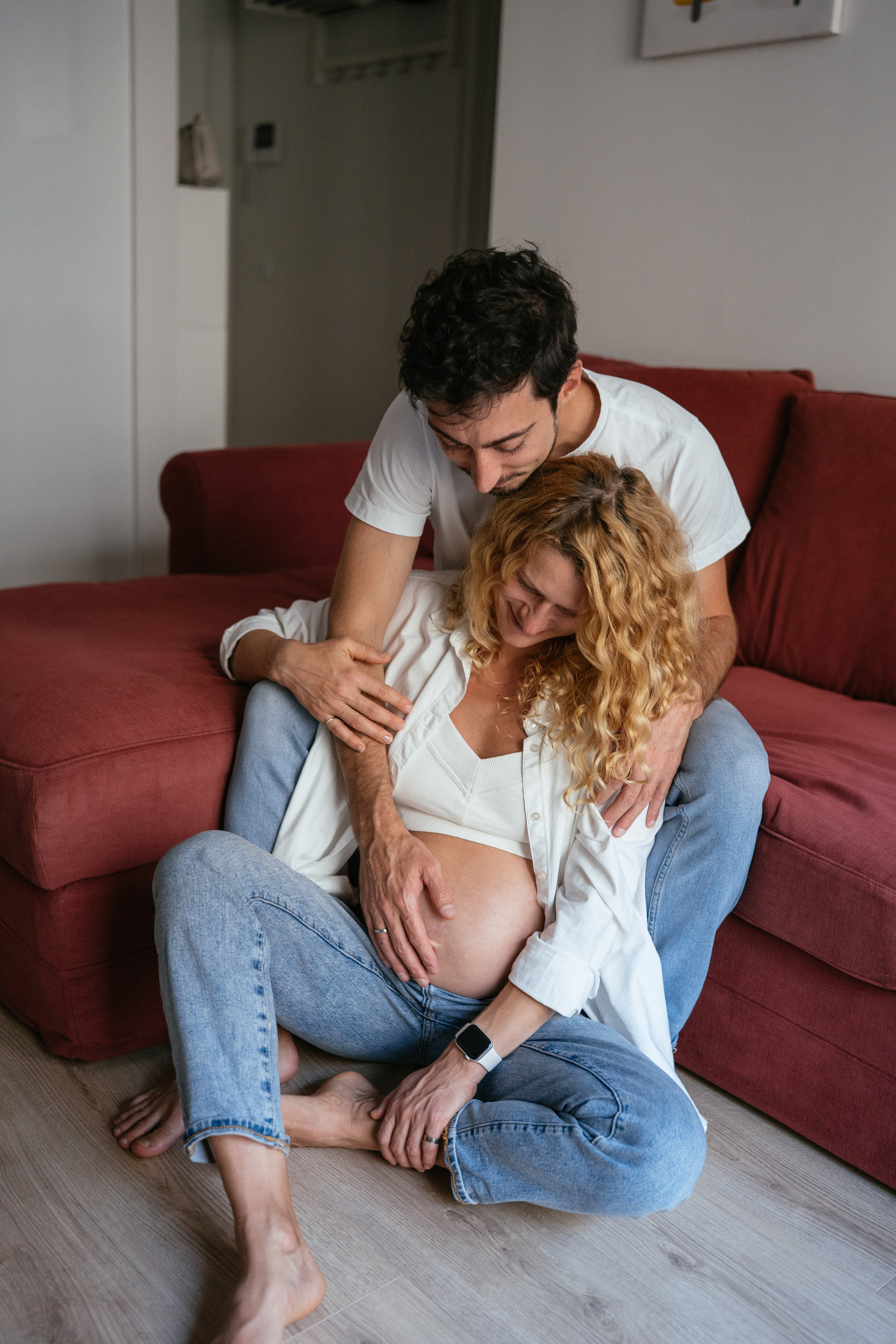 Candid pregnancy photoshoot in the park. Photographer in Madrid, Spain. Alyona Belyaninova