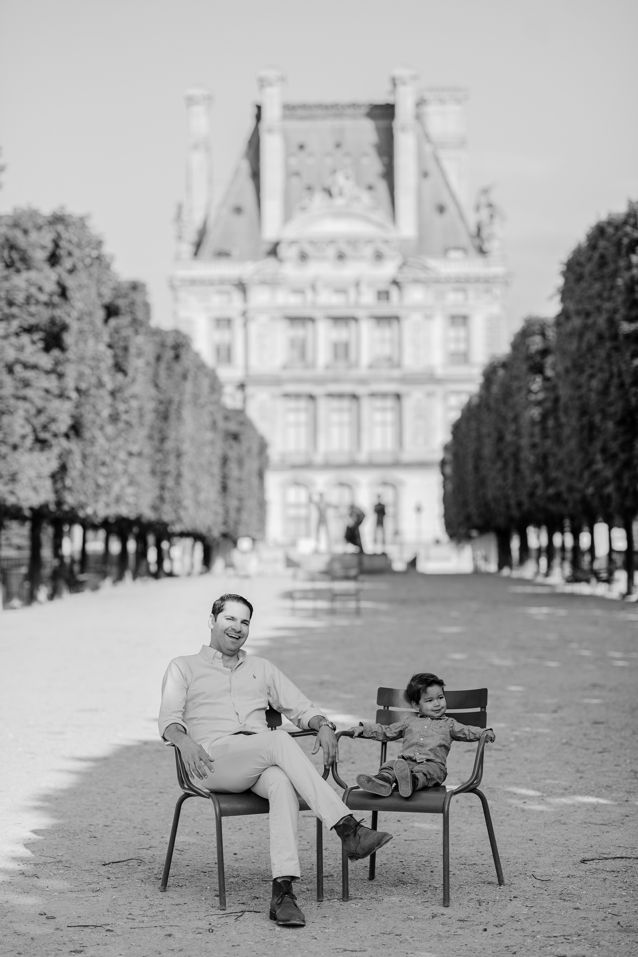 Chic family portraits in Palais Royal and Louvre area. Ksenia Marchand/ Lifestyle photographer in Paris