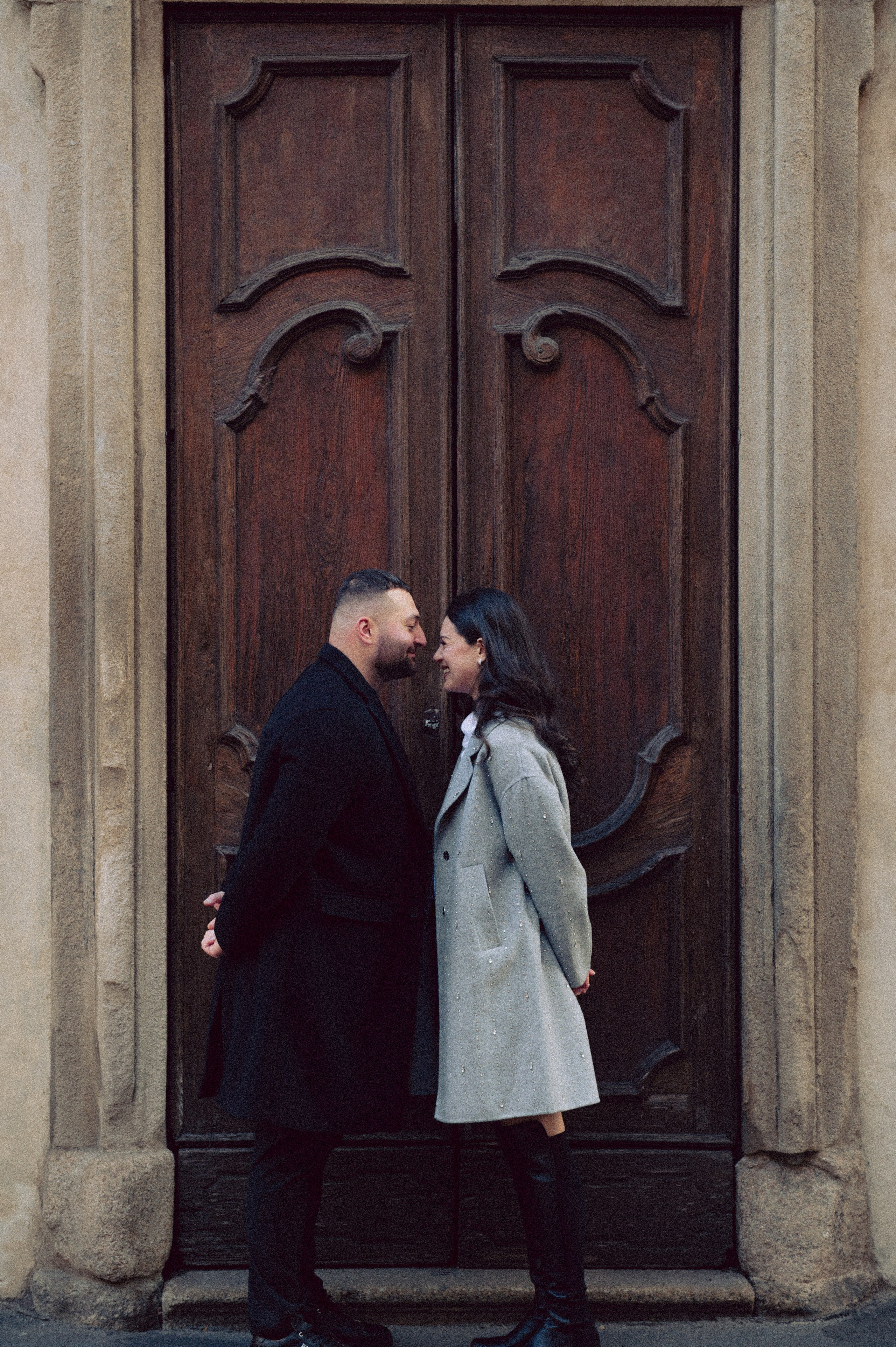 servizio fotografico coppia Milano, coppia innamorata Italia, fotografia naturale di coppia, coppia in movimento Milano, servizio fotografico spontaneo Milano, amore e viaggio Italia, servizio fotografico di coppia Milano, fotografia love story Milano, coppia romantica Italia, ritratto di coppia Milano, primo piano coppia innamorata, fotografia emozionale Milano,