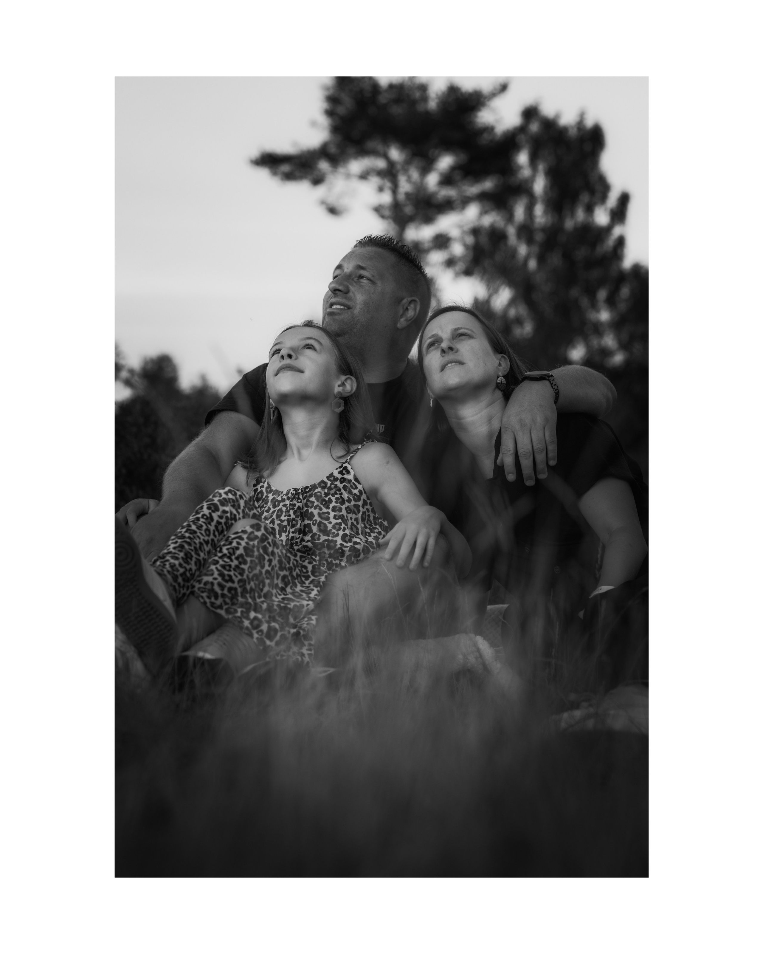Kapture Fotografie - Familiefotoshoot tijdens golden hour op de Kesselse Heide met warm avondlicht in de natuur