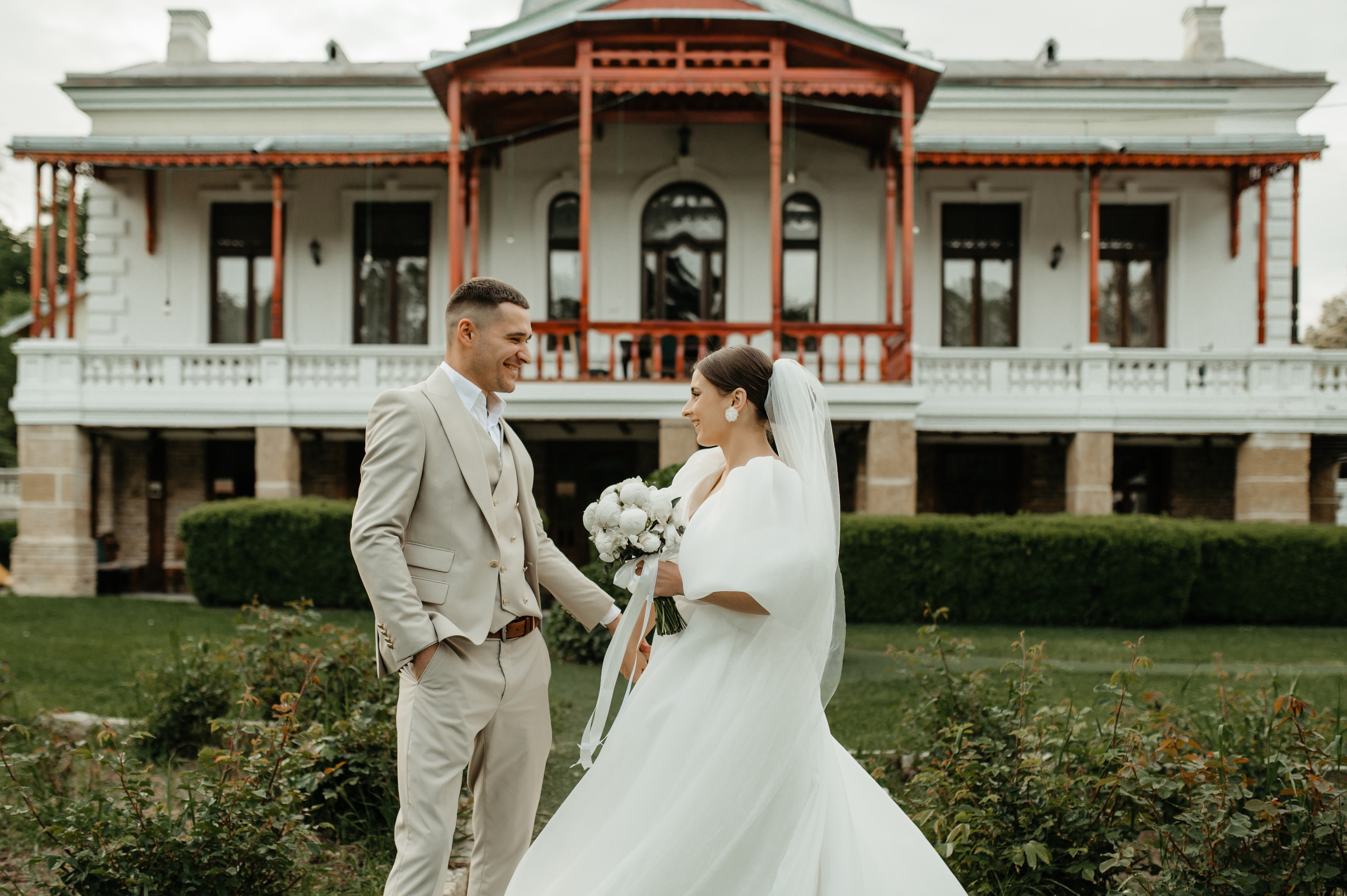 Nunta restransa in luna mai, cu sedinta foto la Conac Polizu. Proud Vision Weddings | Wedding Photography & Film — Servicii profesionale Foto Video Nunta Iasi