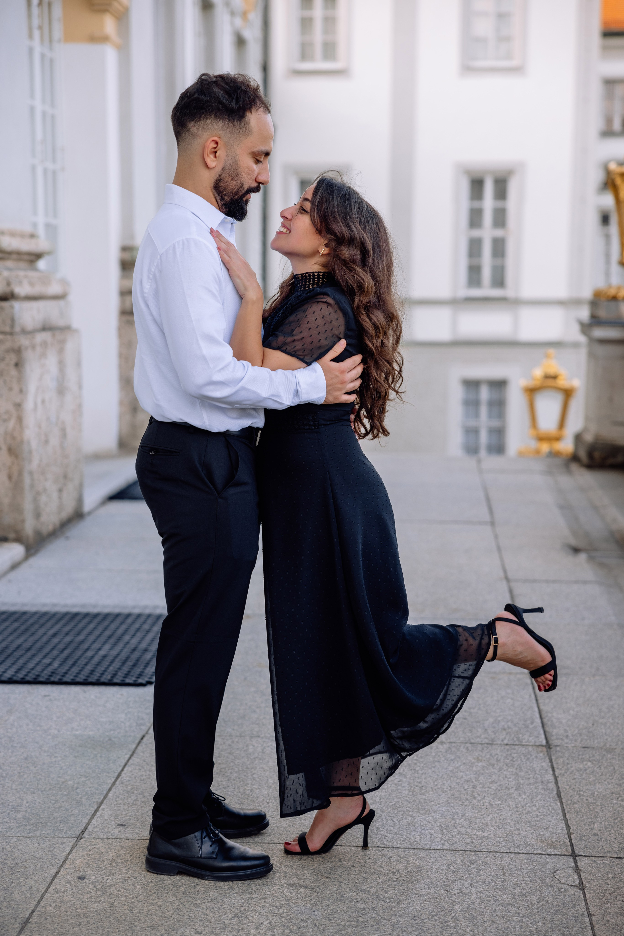 Bräutigam hält Braut im Arm beim Tanzen vor dem Schloss Nymphenburg
