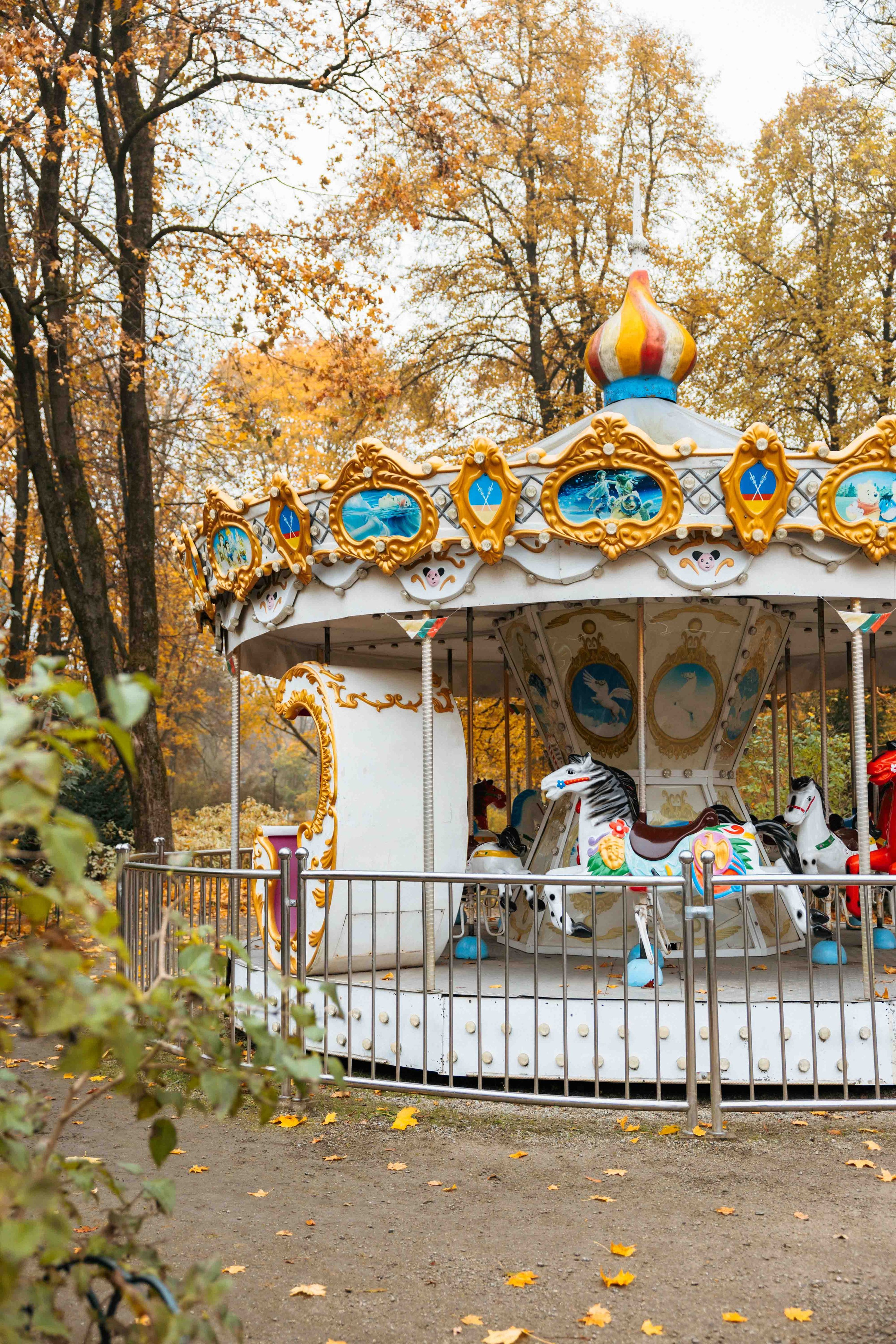 Best Autumn Photoshoot Locations in Vilnius: Top Spots to Capture the Fall Colors. Framed by Evelina | Destination Wedding Photographer from Lithuania | Europe