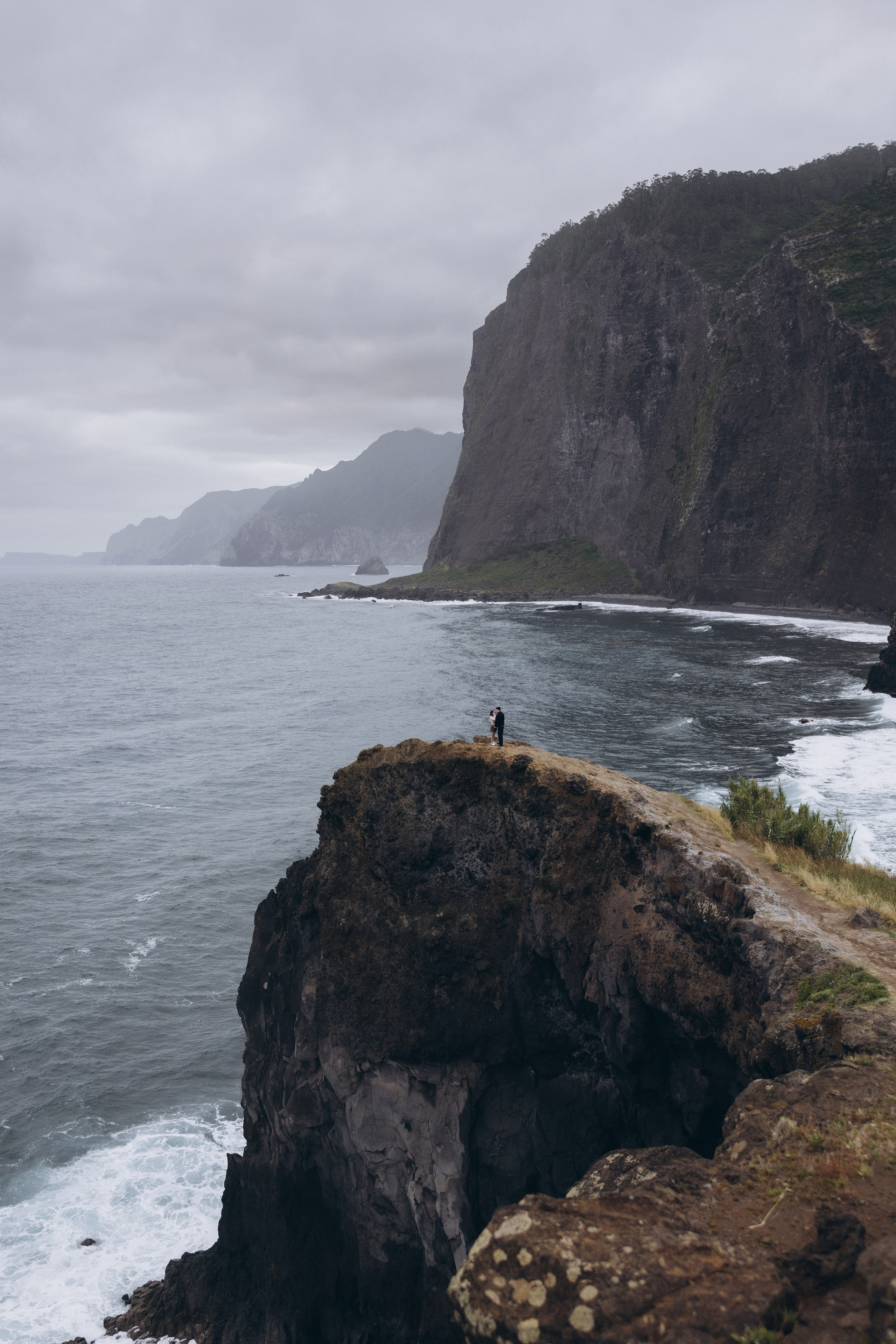 Secret Proposal at Miradouro do Guindaste, Madeira. Fotógrafa na Madeira para casais, pedidos de casamento, elopements e casamentos íntimos | Tatiana