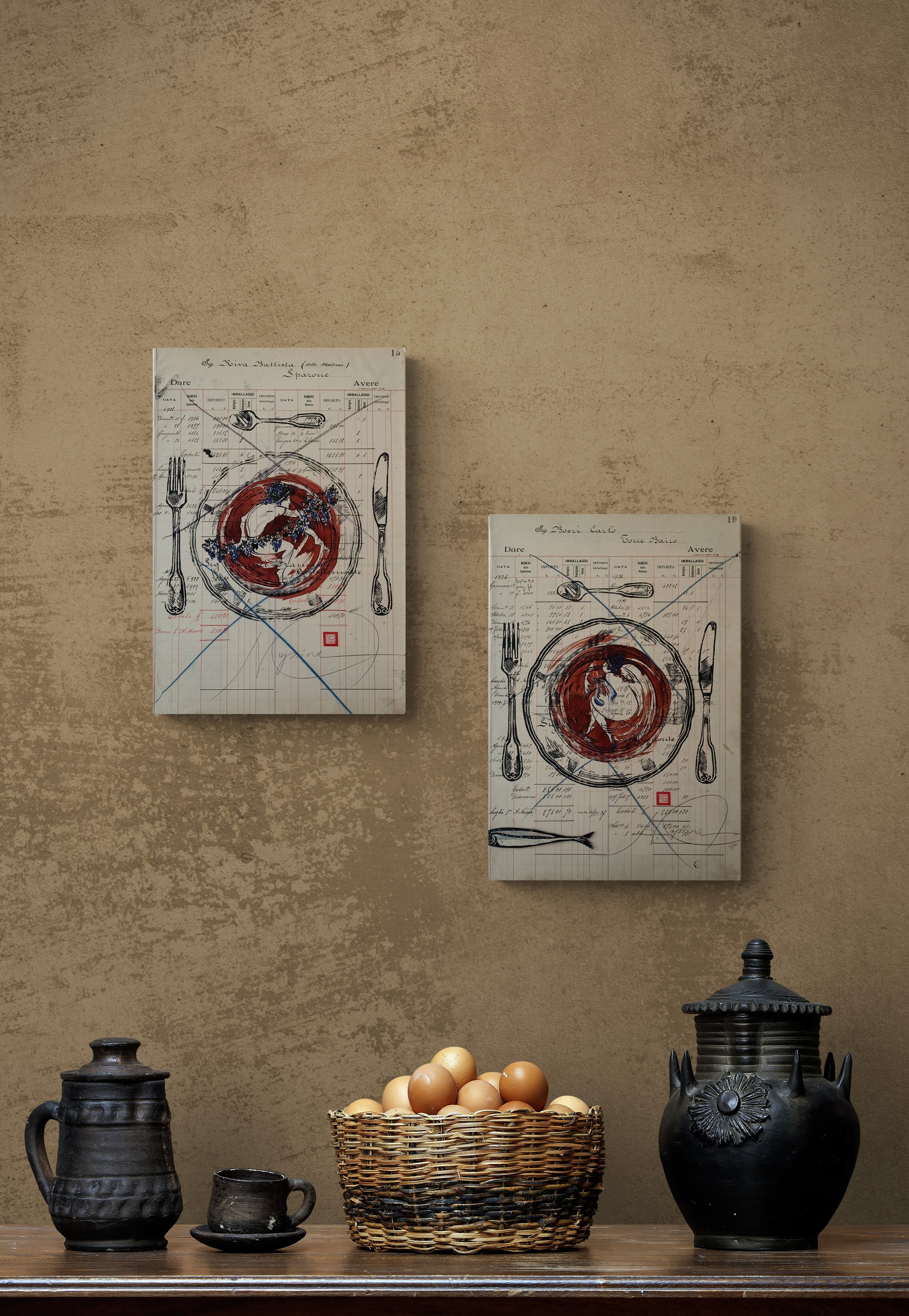 La serie Panem Quotidianum di Nadia Kuprina si configura come un intervento di riattivazione archivistica e simbolica. Un registro contabile piemontese (1918–1930), con nomi e acquisti dei clienti, diventa supporto e matrice concettuale. Il numero della pagina determina il titolo dell’opera. Su questa struttura documentaria l’artista stampa a mano piatti e posate in linoleografia, dipingendo il piatto in inchiostro seppia con riferimenti decorativi alle ceramiche elleniche. Il lavoro costruisce un dialogo tra antico e moderno, tra economia e ritualità, trasformando il pasto condiviso in dispositivo narrativo e antropologico.