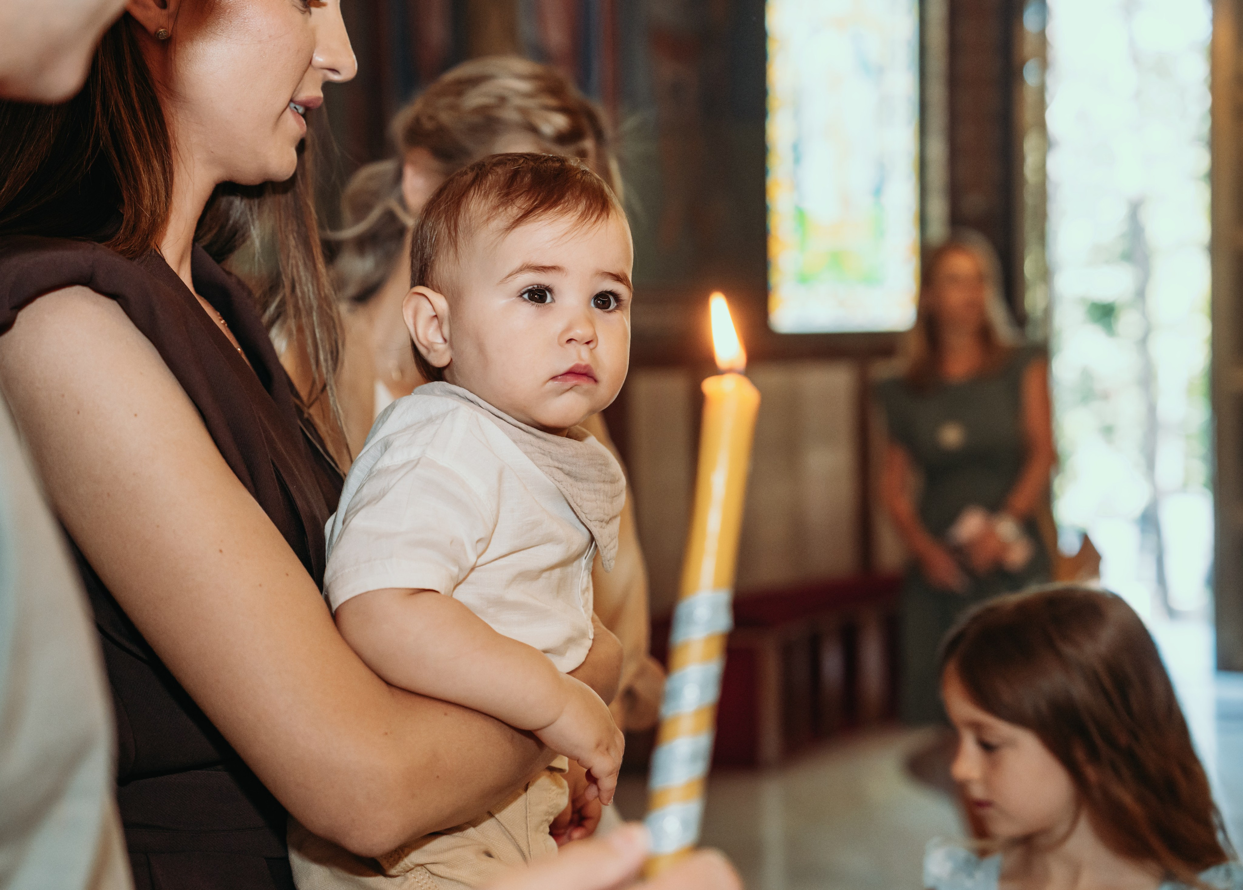 Beba u naručju majke tokom krštenja u Zemunskoj crkvi Svetog Nikole