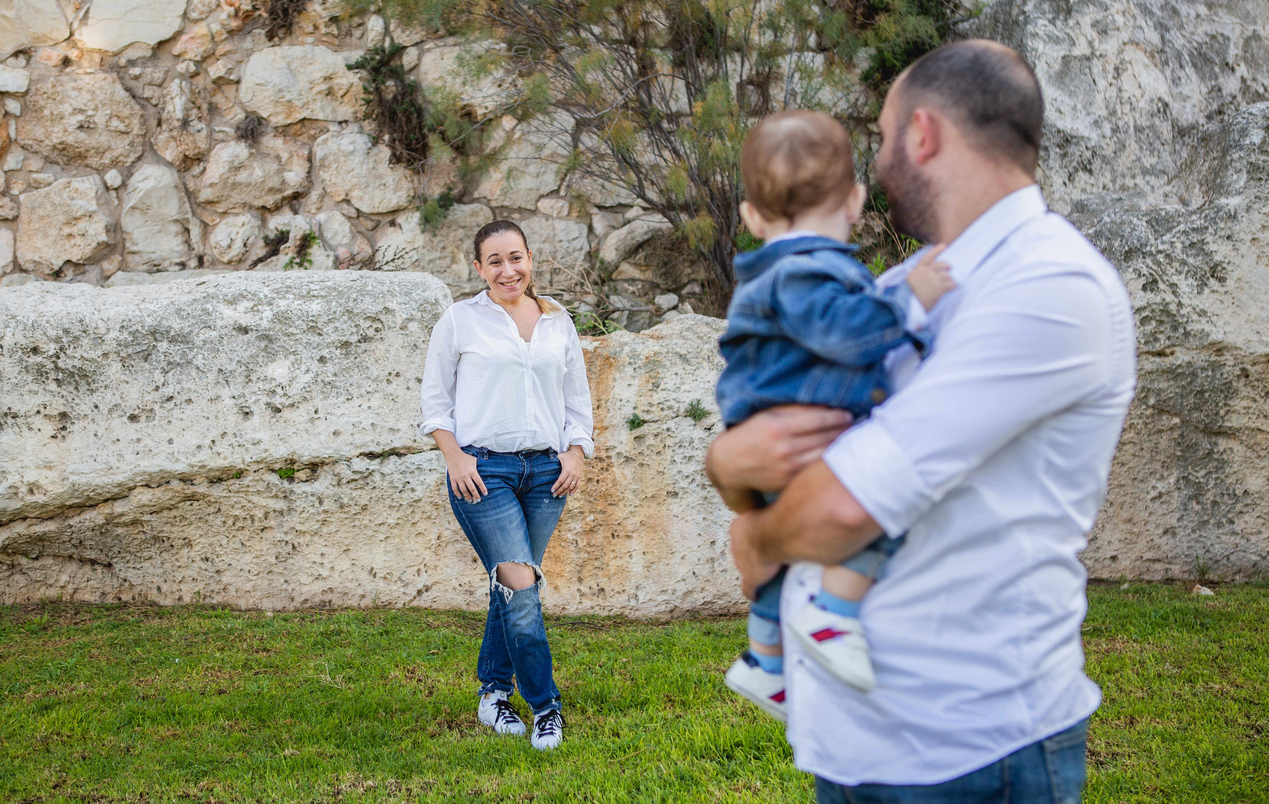 AT THE WALLS OF THE OLD CITY. PHOTOGRAPHER IN ISRAEL