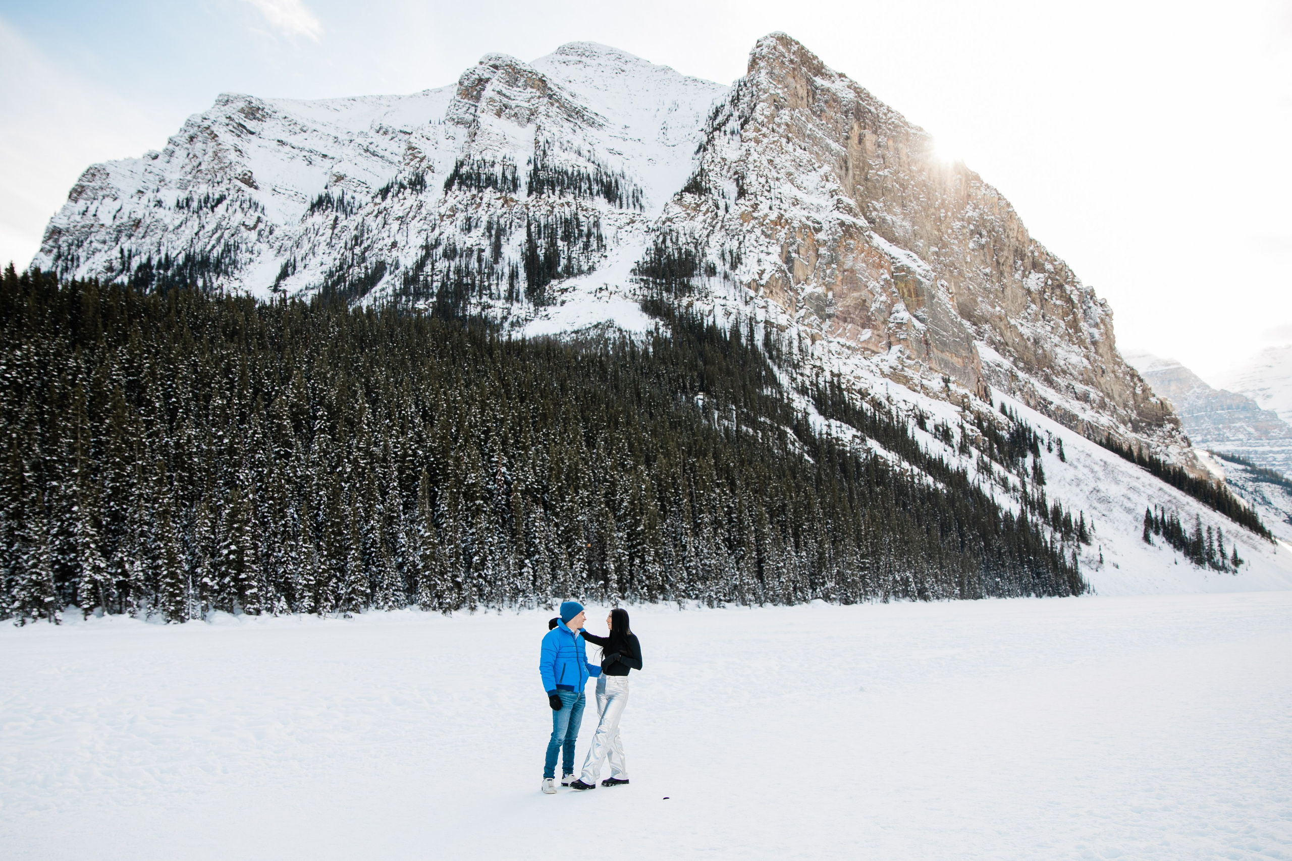 A & M — Lake Louise Engagement. Fotografía accesible en Calgary