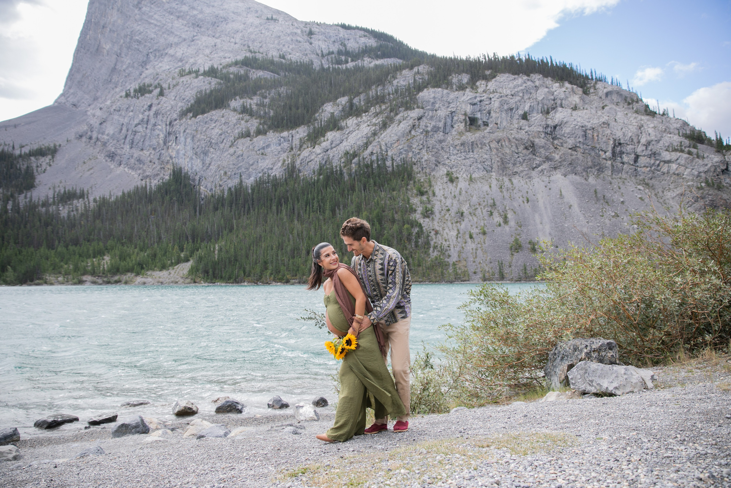 Maternity Photos — Canmore — Daniella. Fotografía accesible en Calgary