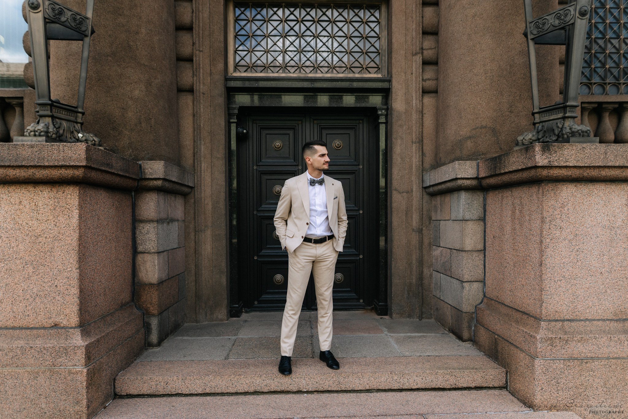 Vestuvinė fotosesija Kaune, Vienybės aikštėje, prie Lietuvos banko