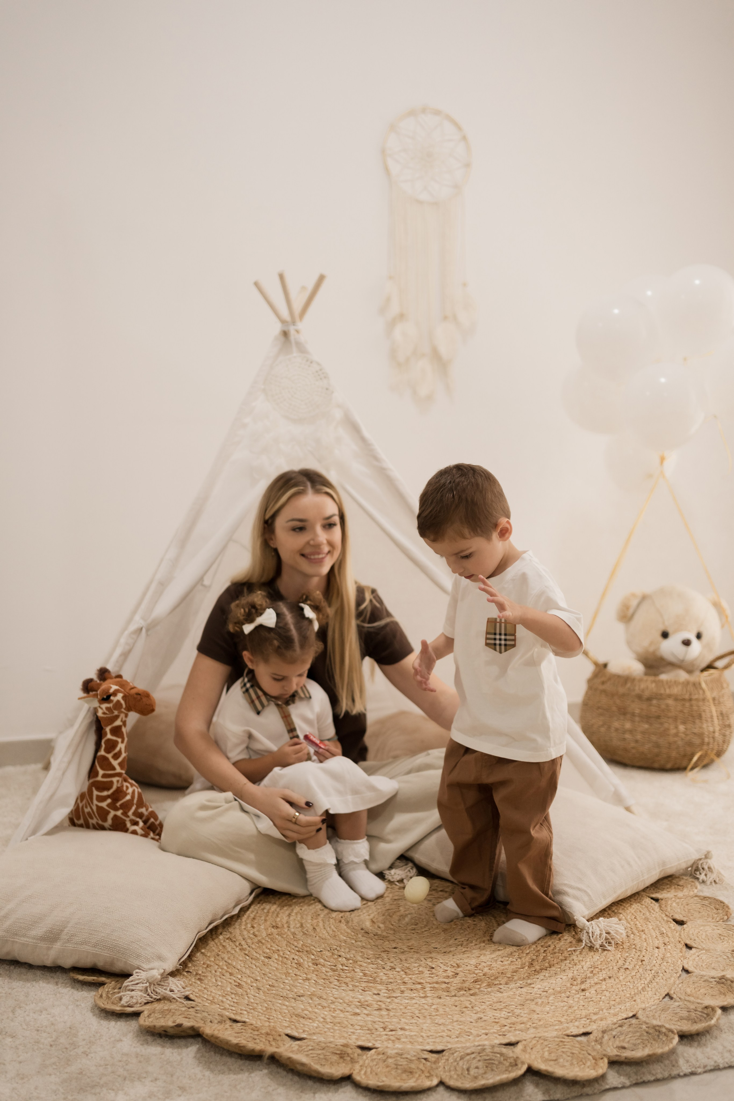 Home studio session — fun and giggles!. Angela Iakovleva — Family Photographer in Dubai
