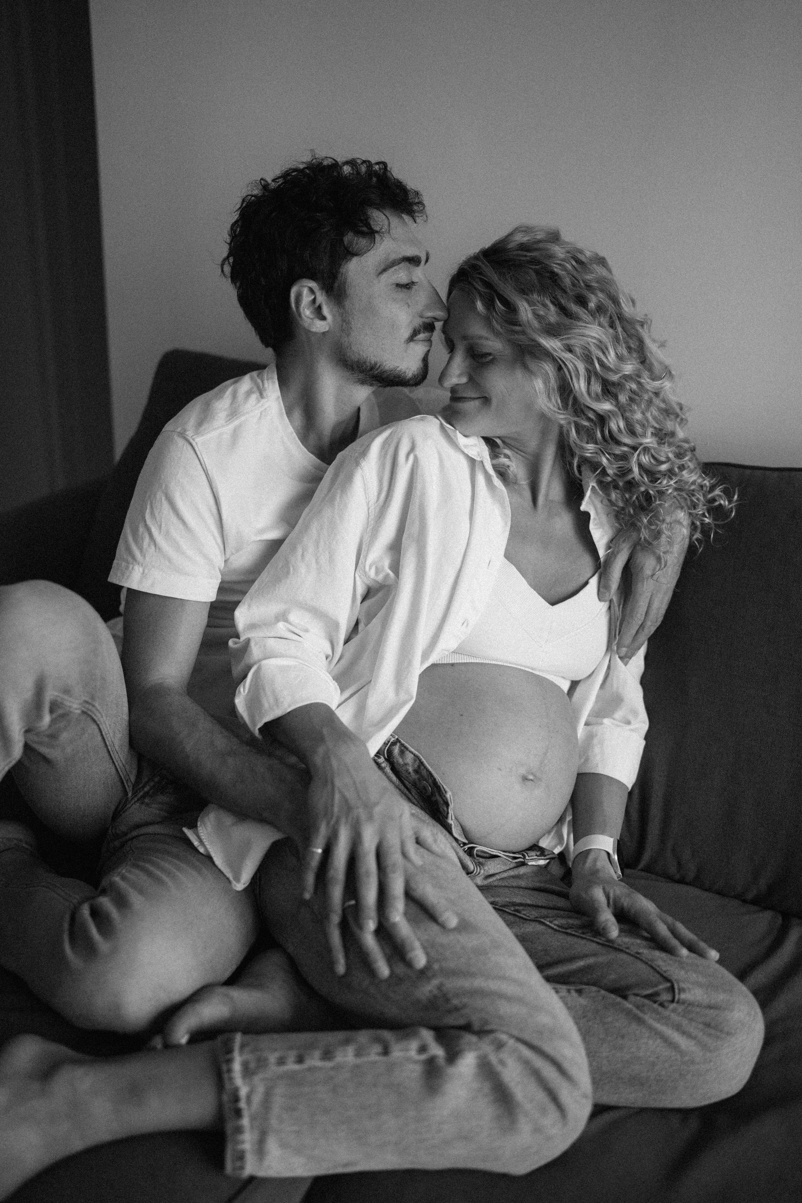 Candid pregnancy photoshoot in the park. Photographer in Madrid, Spain. Alyona Belyaninova