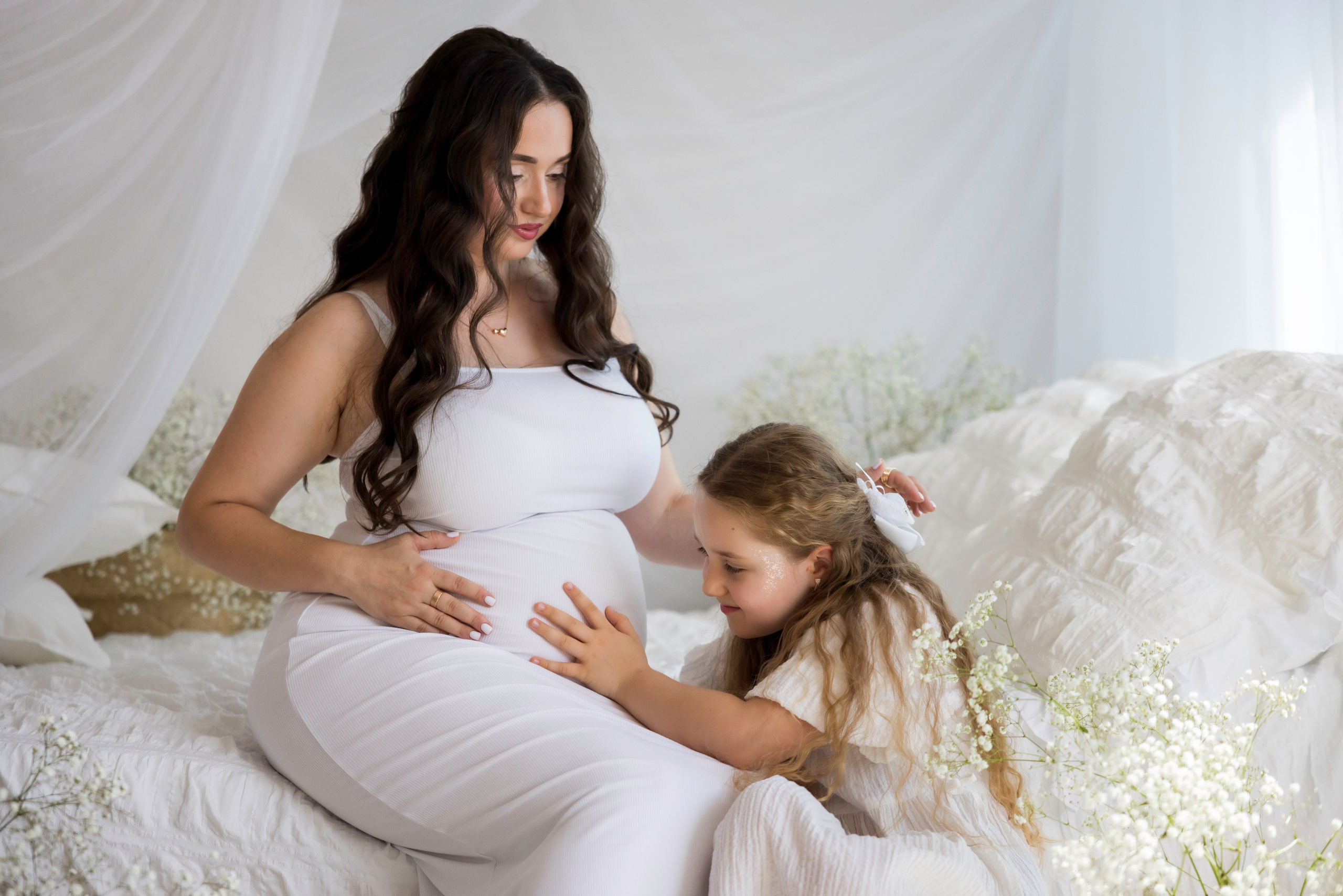 Maternity photoshoot in Dresden – soft and emotional pregnancy photography