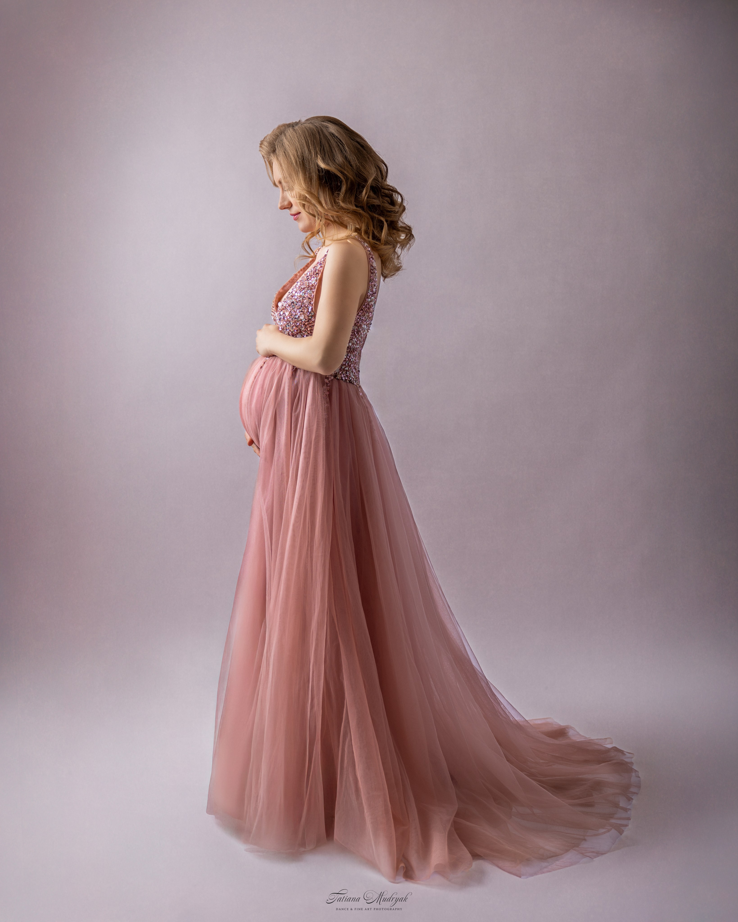 Maternity photoshoot in Dresden – soft and emotional pregnancy photography