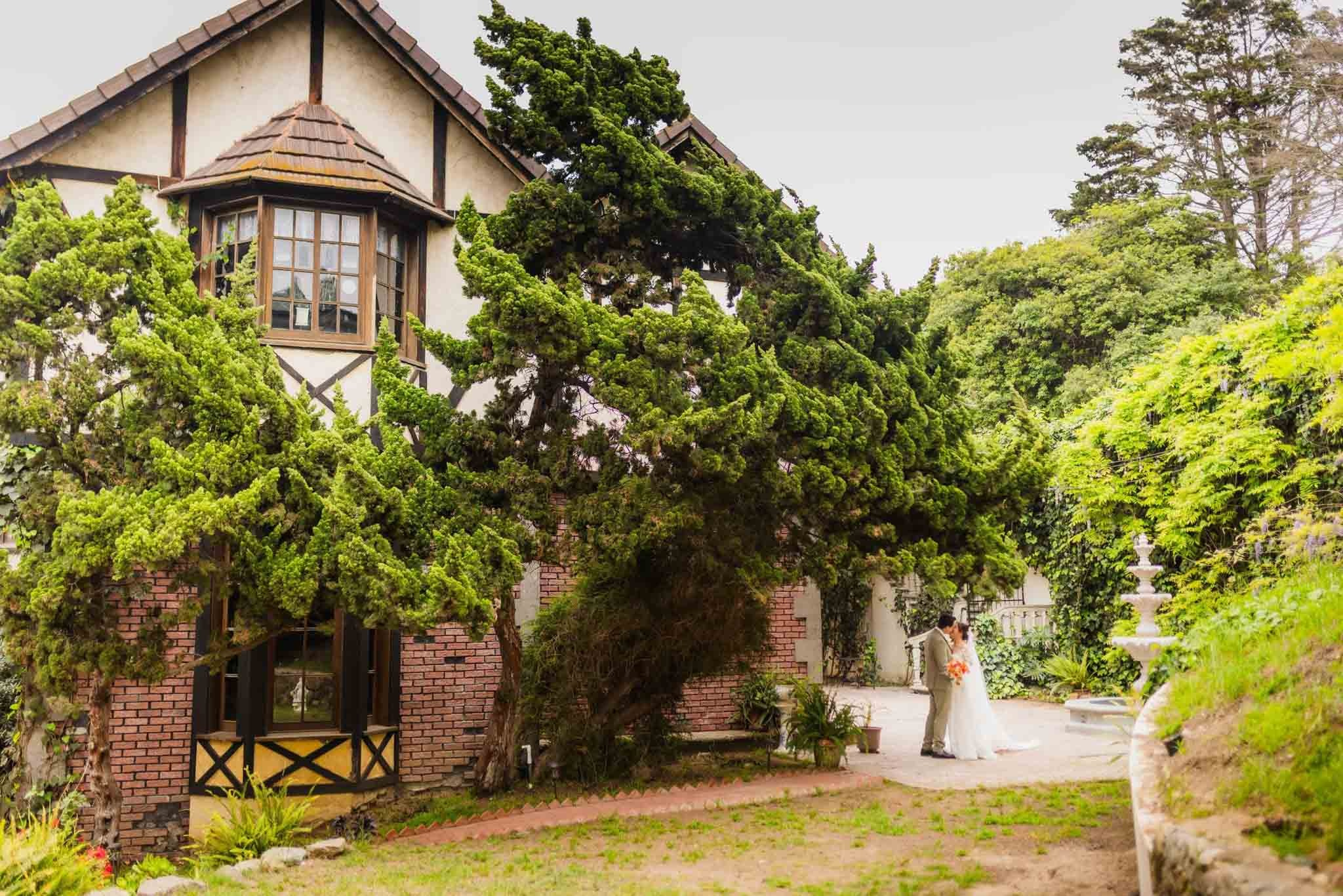 sesión de novios en exterior de Casa Emme en Playas de Tijuana con jardín y arquitectura estilo europeo