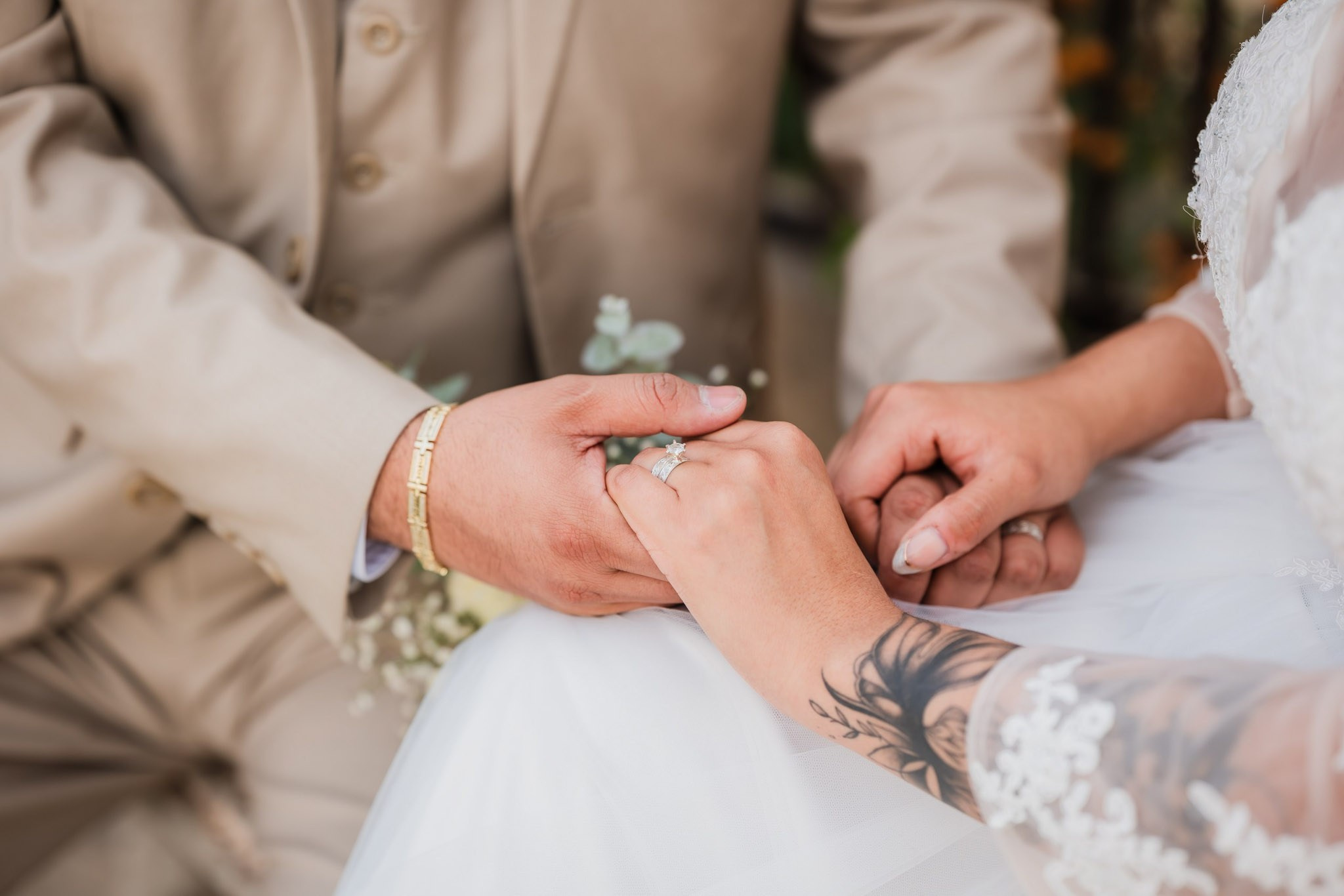Fotografía de boda en Tijuana de novios mostrando anillos de compromiso en ceremonia civil, fotógrafo profesional de bodas en Baja California, sesión romántica en Jardín Casa Baga Rosarito