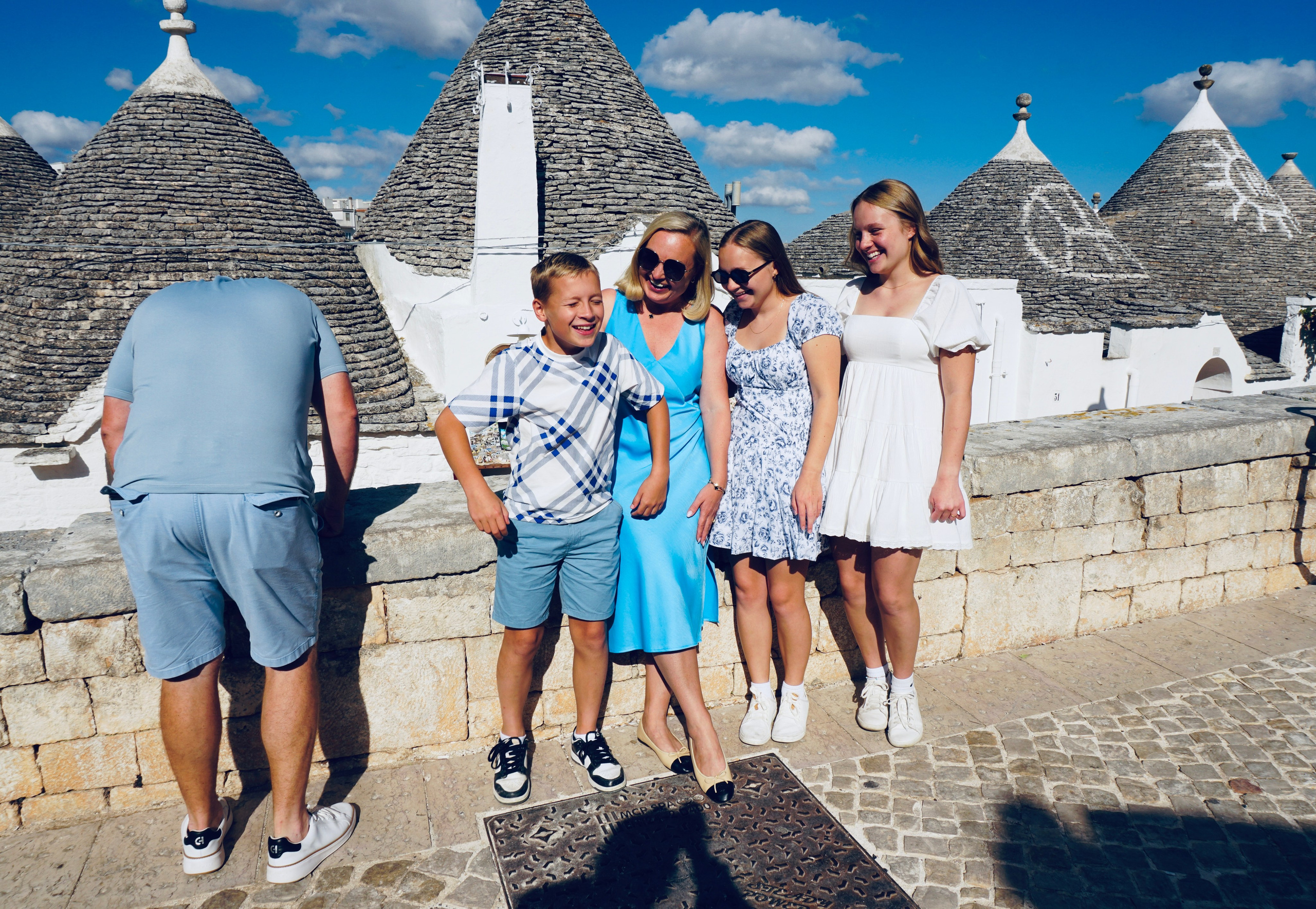 Passeggiata ad Alberobello con turisti americani felici. Fotografa e Videografa in Puglia Sokhova Albina