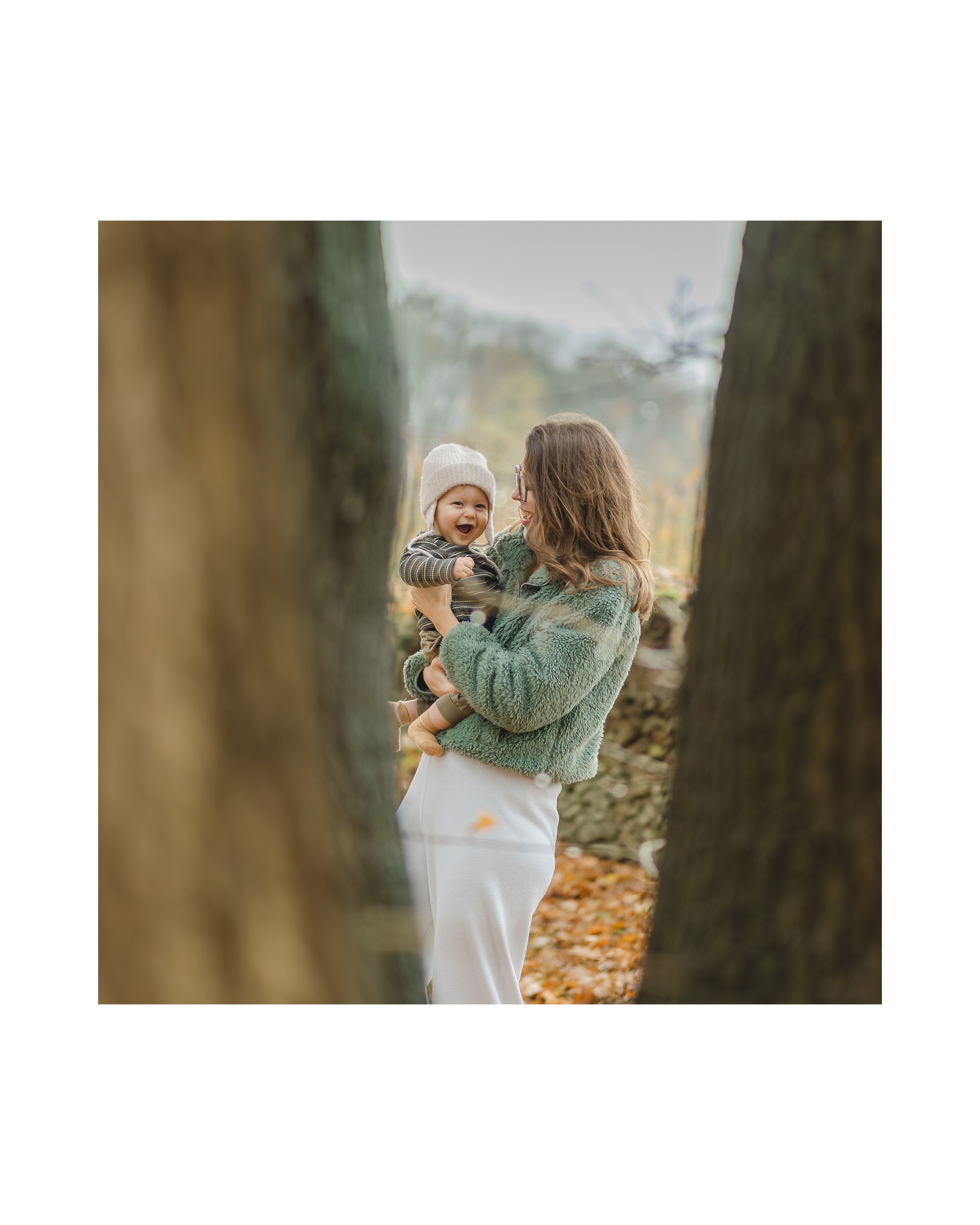 Kapture Fotografie - Liefdevolle gezinsreportage met knuffelend gezin tijdens spontane familiefoto, gemaakt door professionele familiefotograaf voor blijvende herinneringen