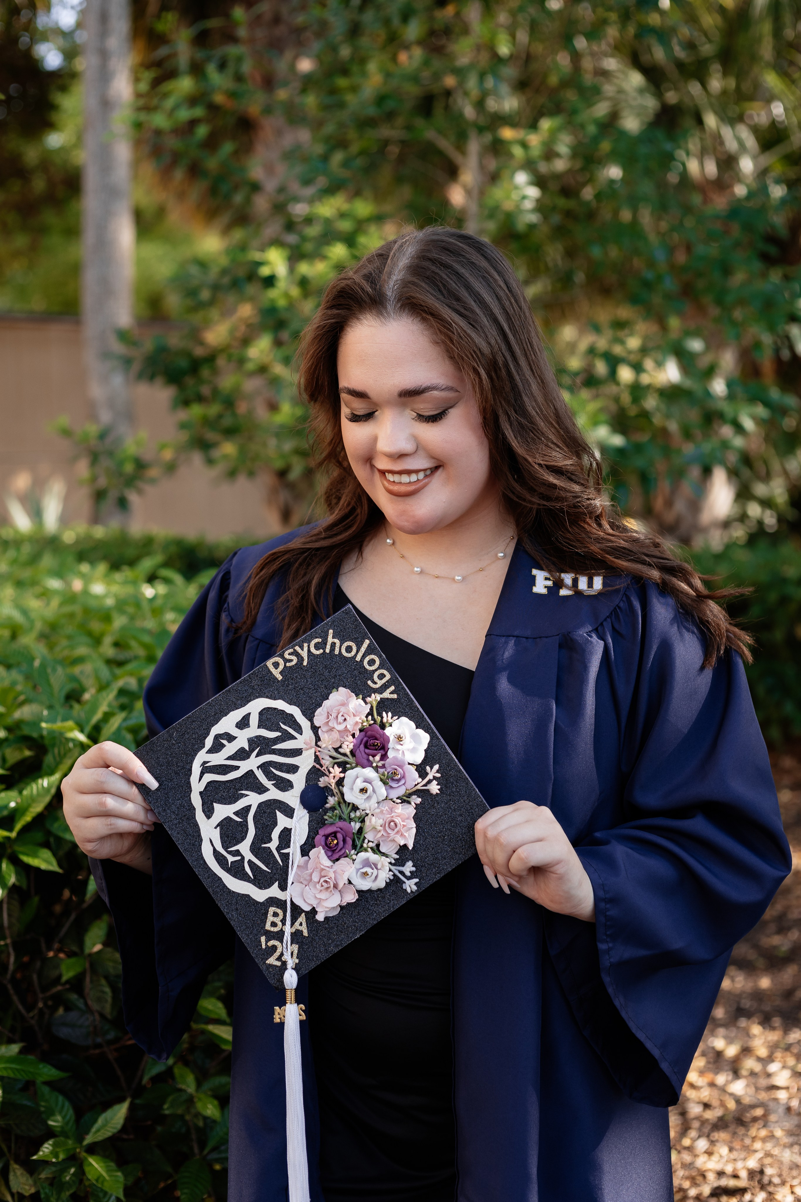 Decorating your graduation cap: do’s and don’ts. Portrait and graduation photographer Marina Simanava