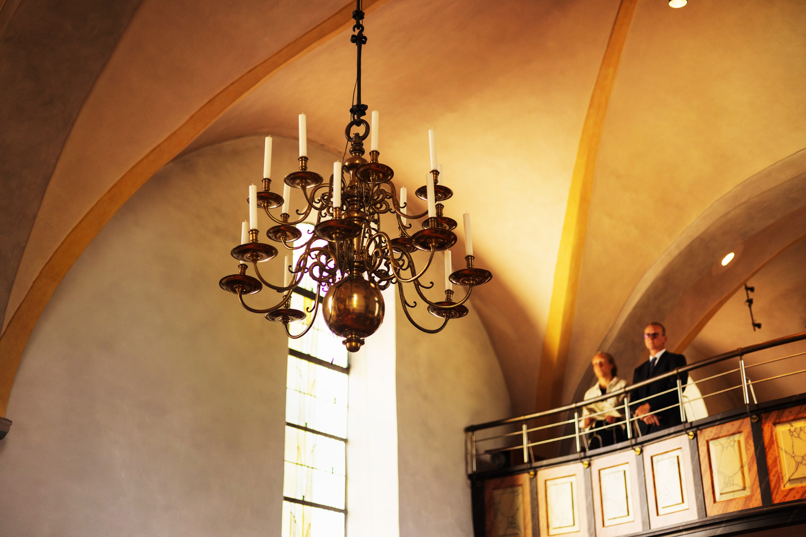 Hochzeitsfotografie in Schwagsdorf: Brautpaar beim Ringtausch während der evangelischen Trauung.“