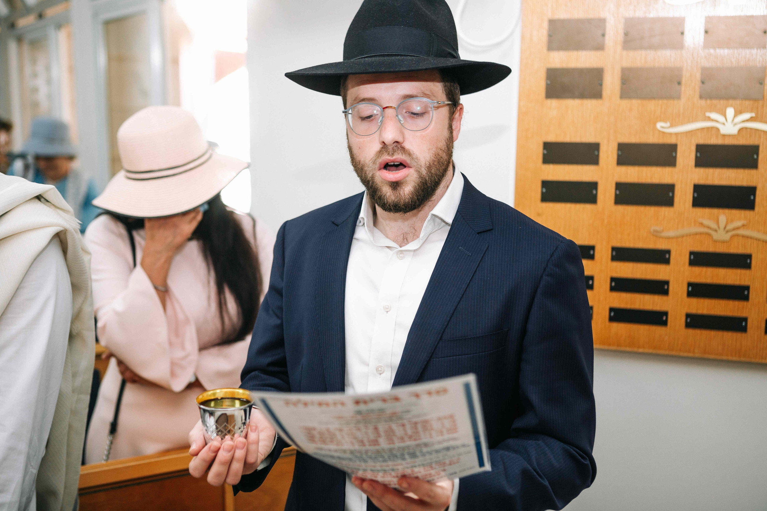 BRITH MILA IN THE SMALL SYNAGOGUE. PHOTOGRAPHER IN ISRAEL