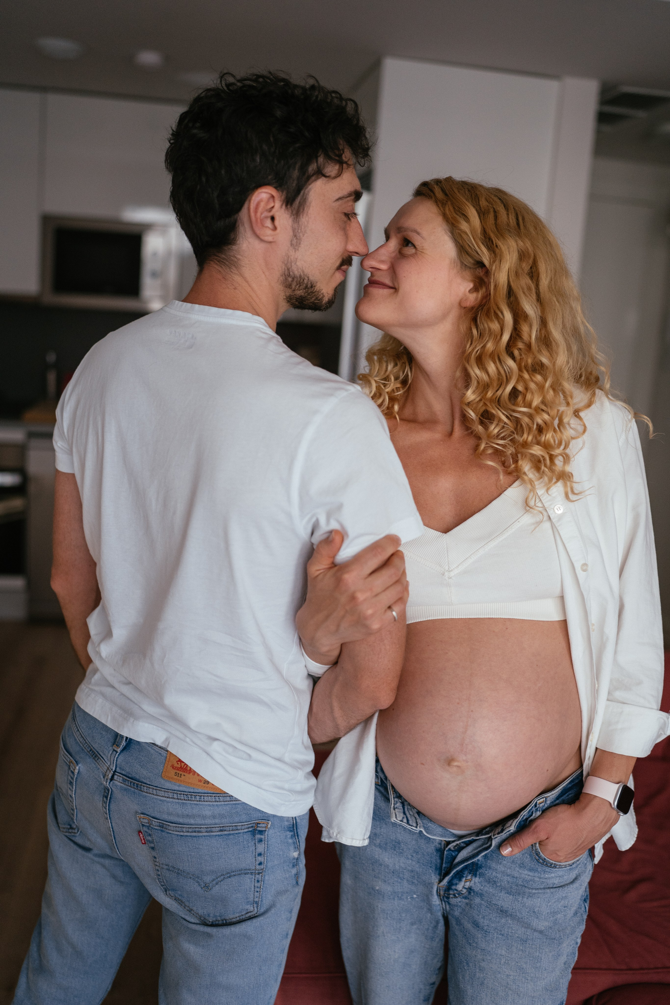 Candid pregnancy photoshoot in the park. Photographer in Madrid, Spain. Alyona Belyaninova