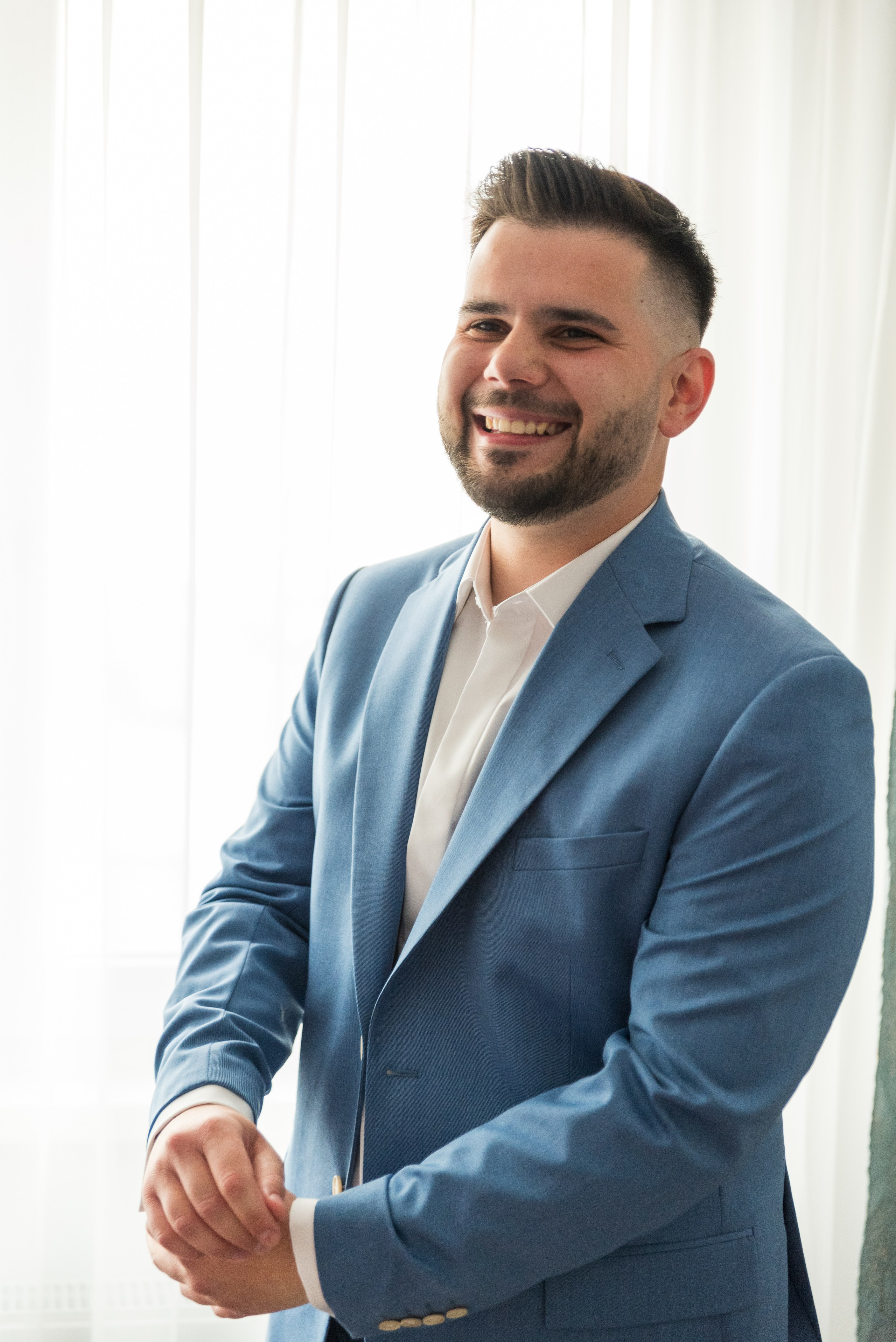 Photo session at home, wedding photos, Bucharest wedding photographer, wedding photos at home, bridal posing, customs, professional wedding photography, wedding preparations, bridesmaids.