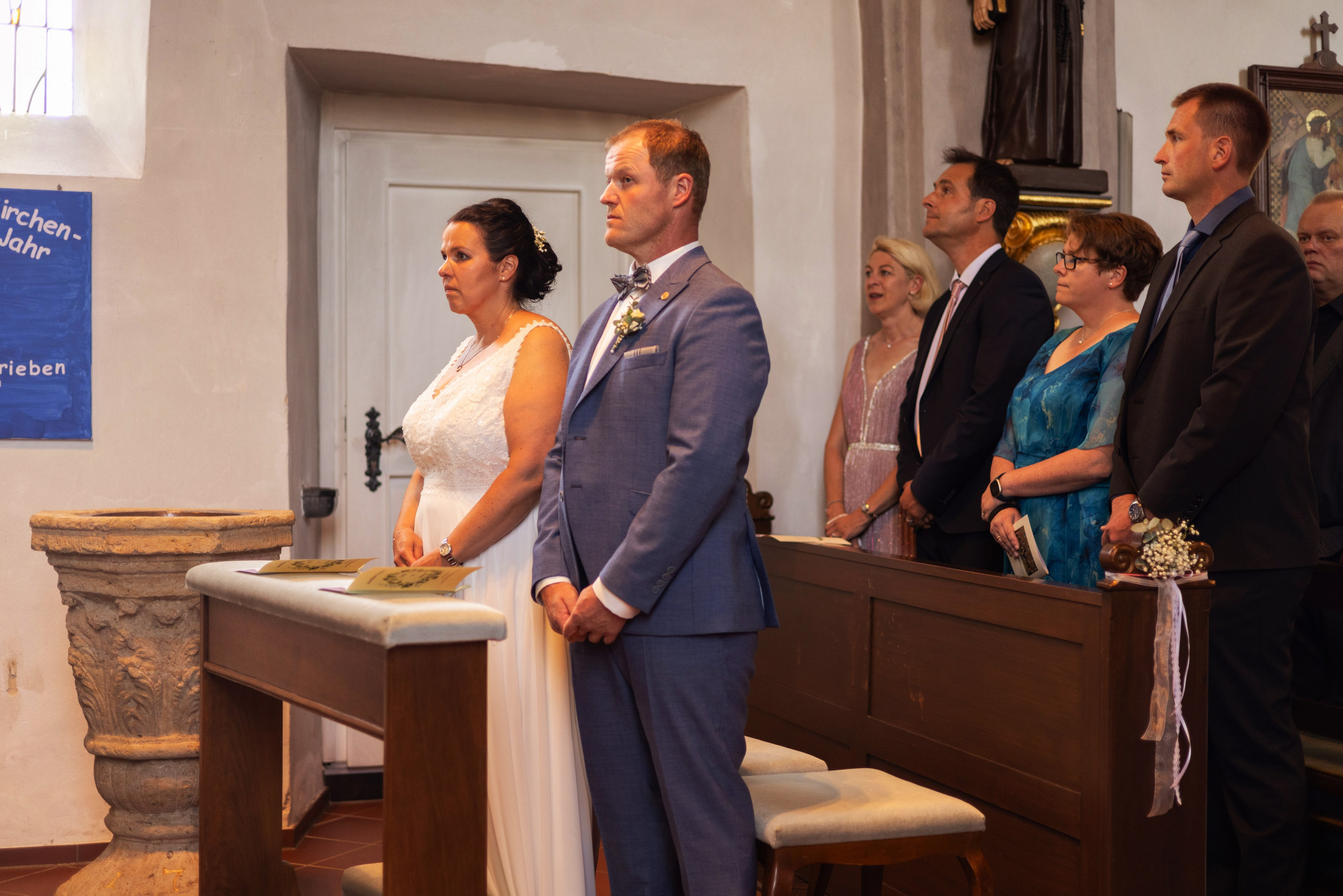 Festlicher Moment während der katholischen Trauung in Schwagsdorf bei Bippen, Brautpaar am Altar.“