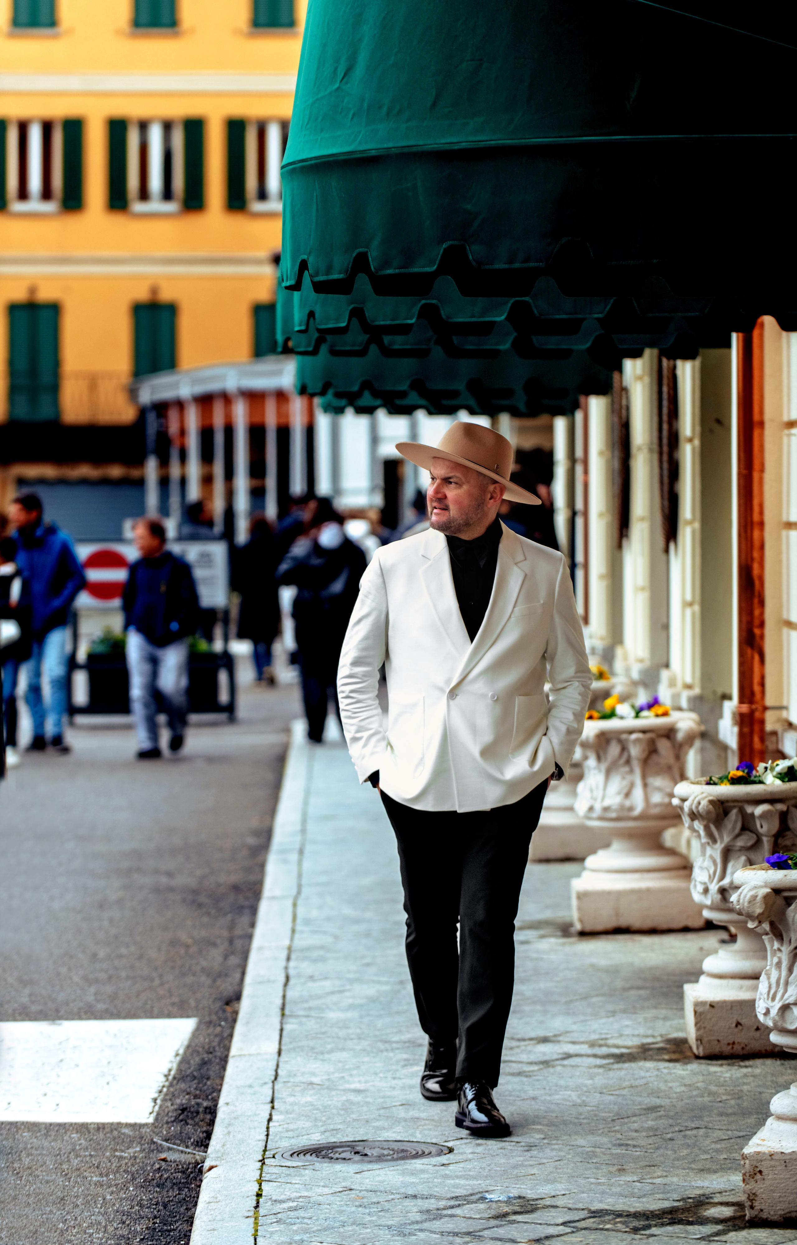 Como Evghenii. Wedding photographer from Moldova Alexey Chipchiu
